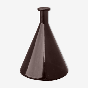 Amber vase design similar to chemistry lab tools