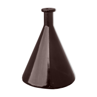 Amber vase design similar to chemistry lab tools