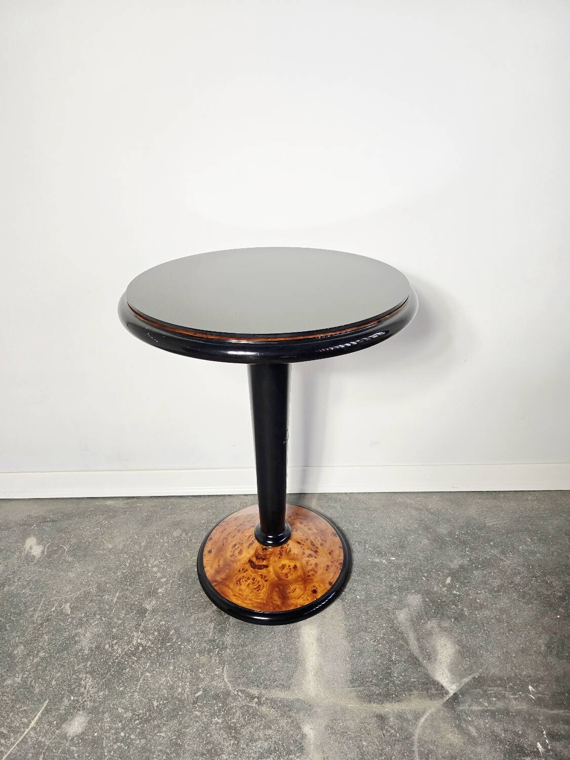 Table d'appoint en noyer et bois ébène de style Art Déco