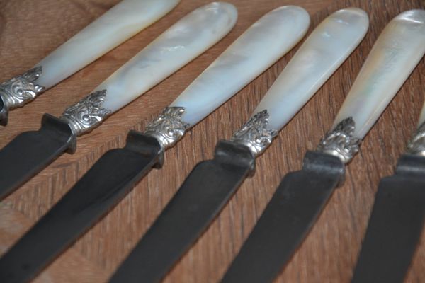 10 anciens couteaux en nacre et métal argenté