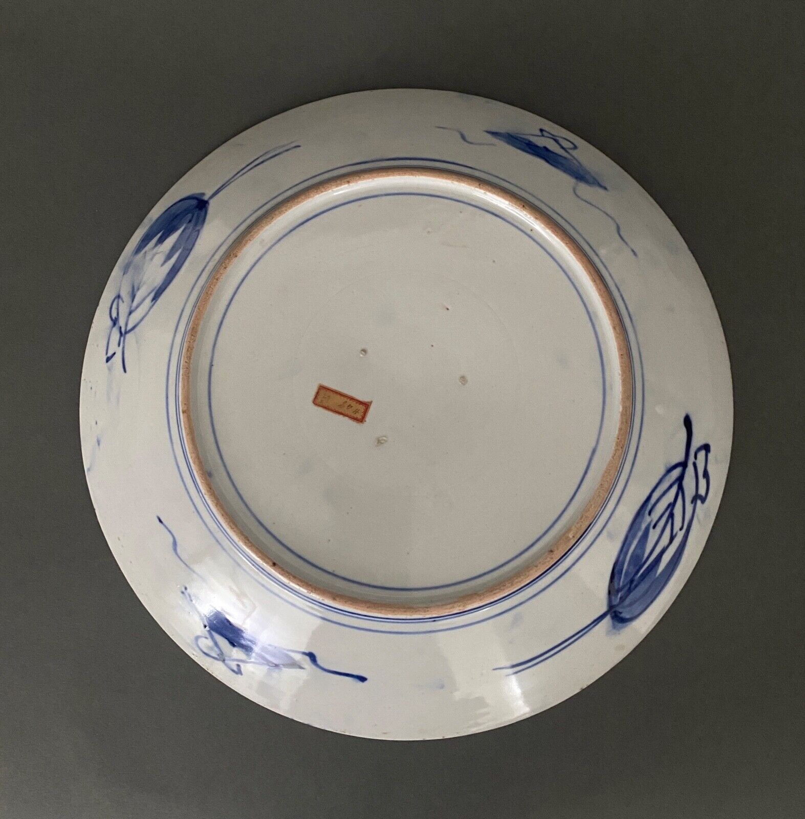 Large porcelain dish of Imari XIXth floral decoration