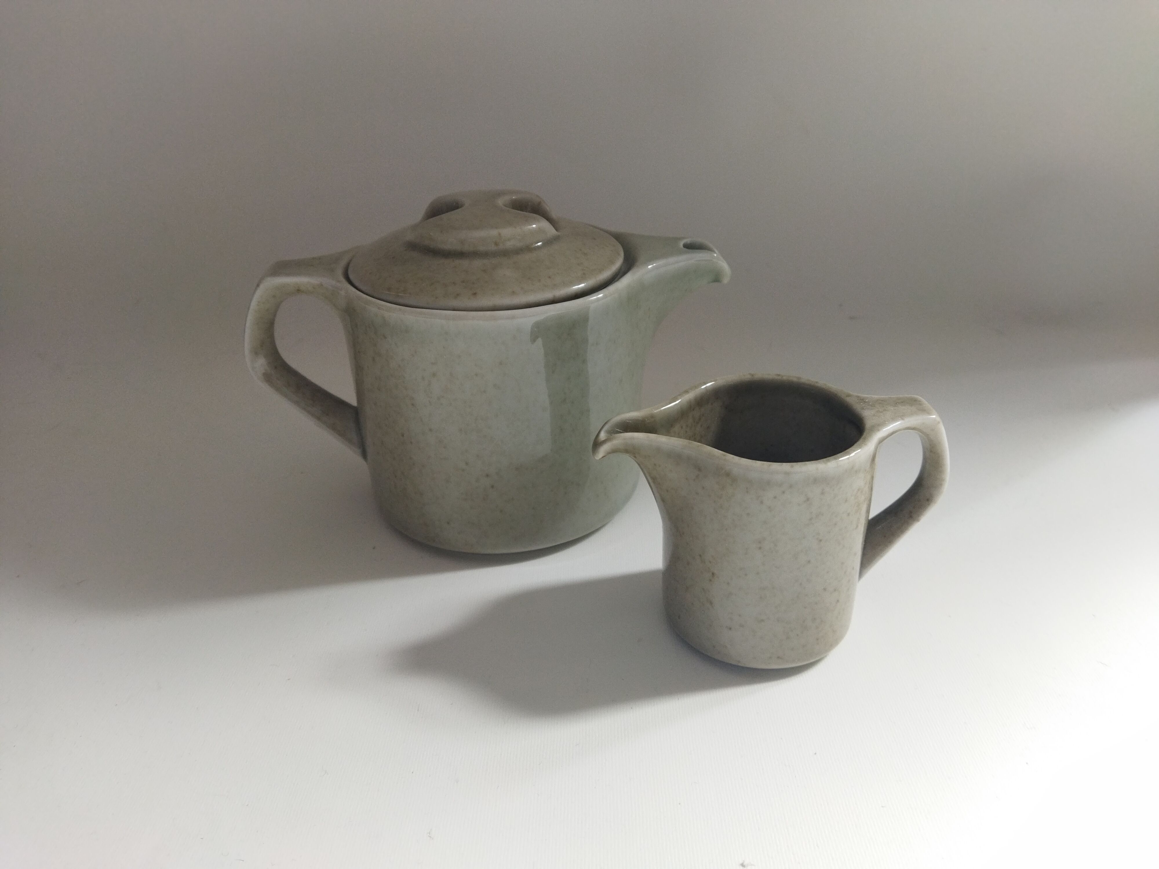Porcelain teapot & creamer from lot virebent