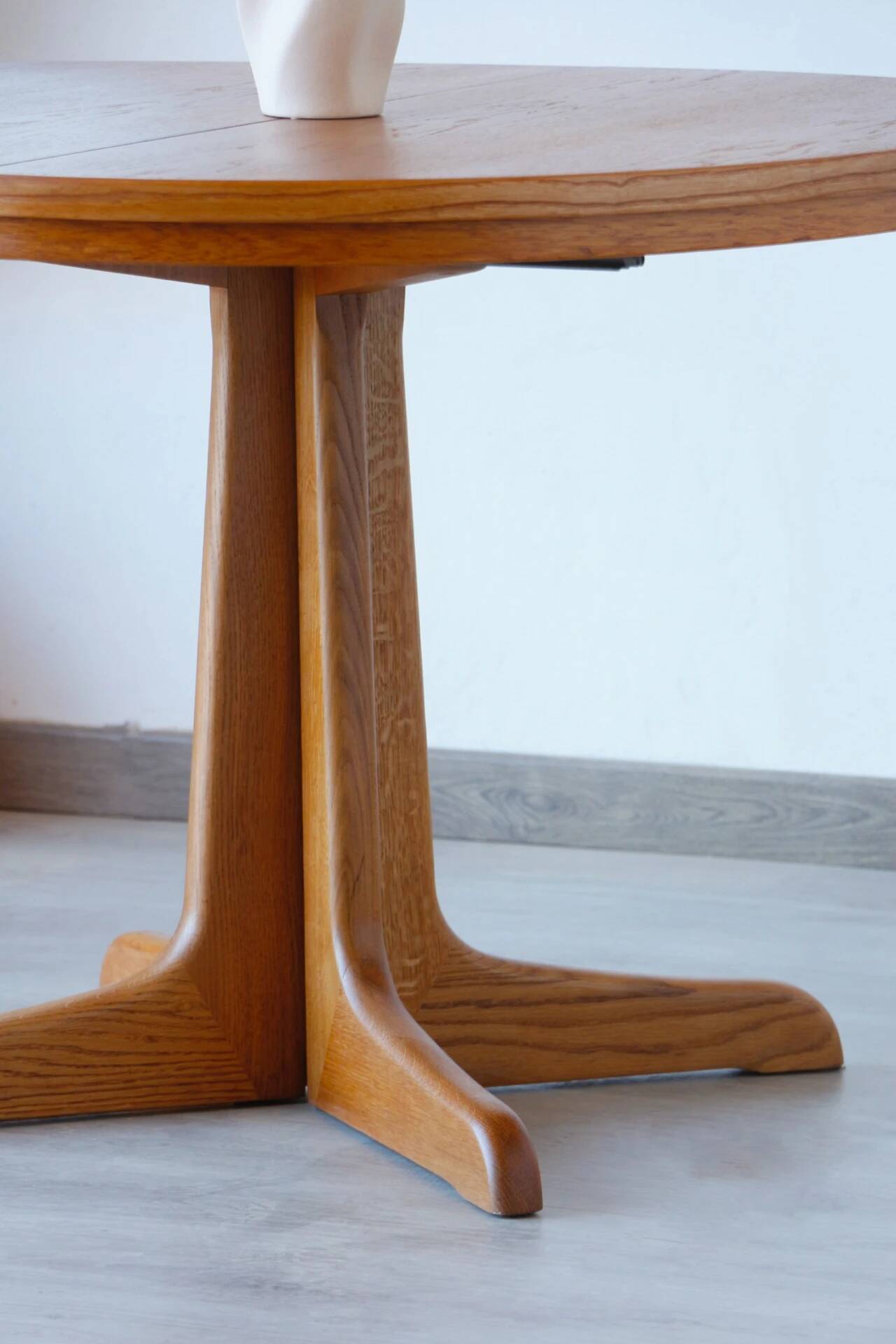 Vintage oak extendable dining table | Scandinavian design
