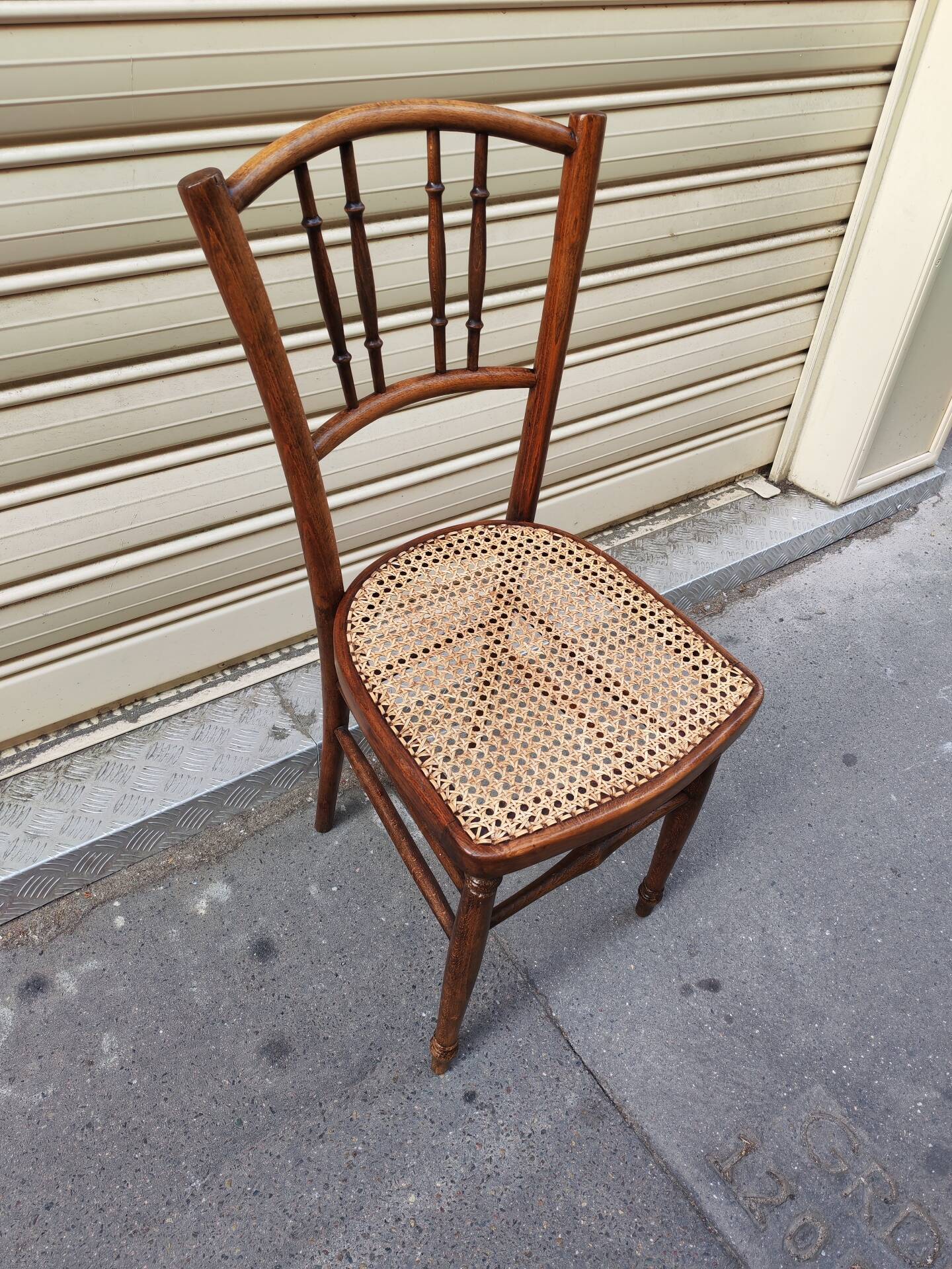 Bistro chair in wood and caning from the 1900s.