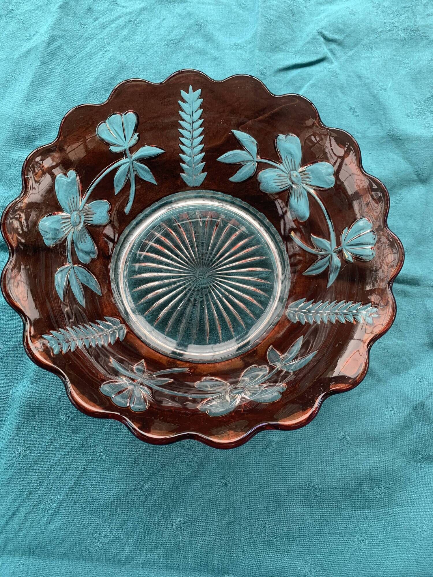 Red and transparent glass bowl with floral motifs and vintage wheat cobs