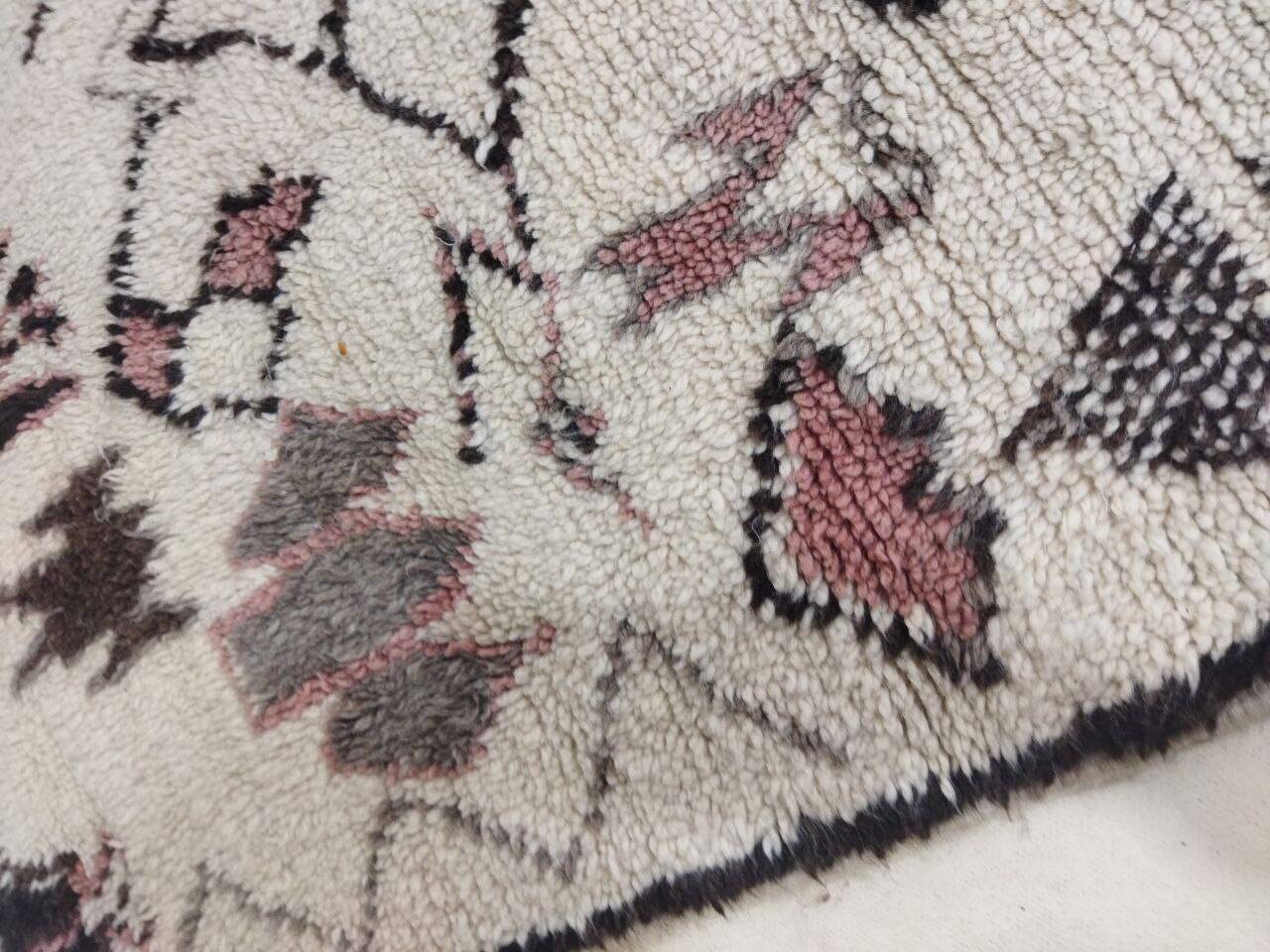 Vintage Berber rug 306 X 135 CM