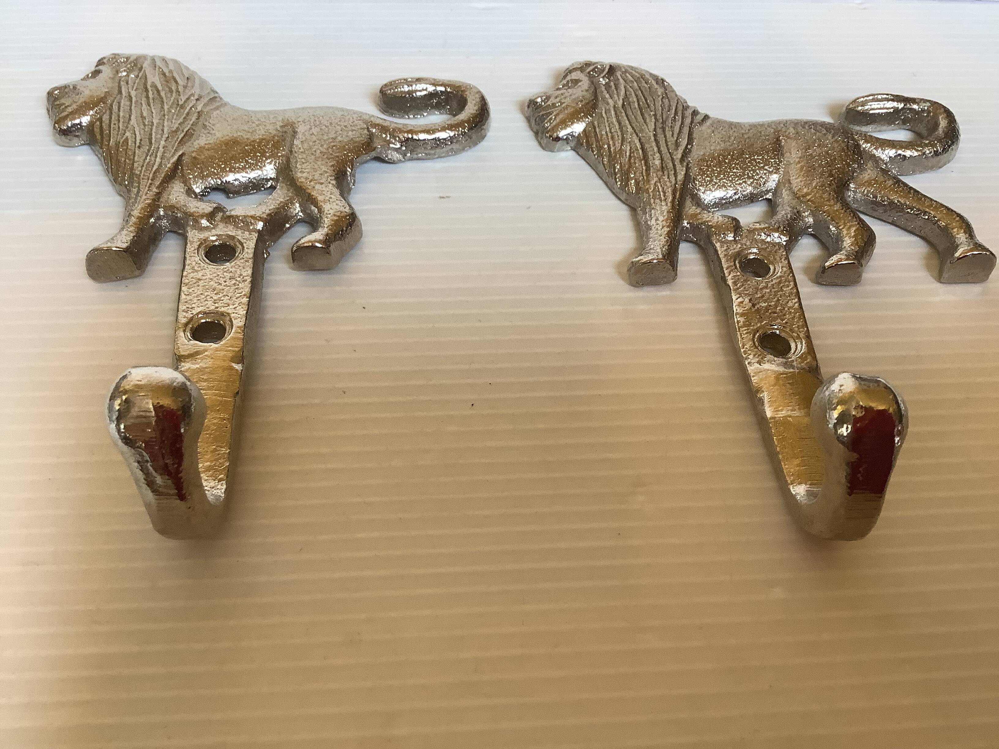 Paire de patères lions argentées