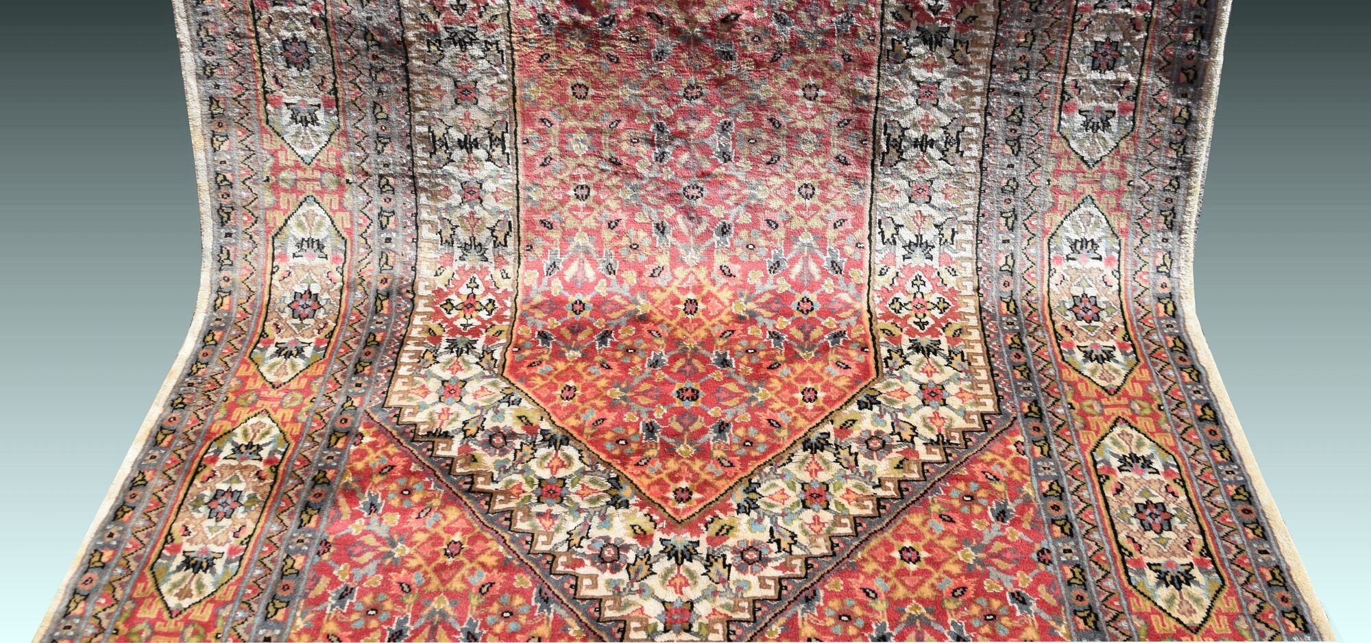 Jihangie wool and silk oriental carpet : 1.28 x 1.90 m