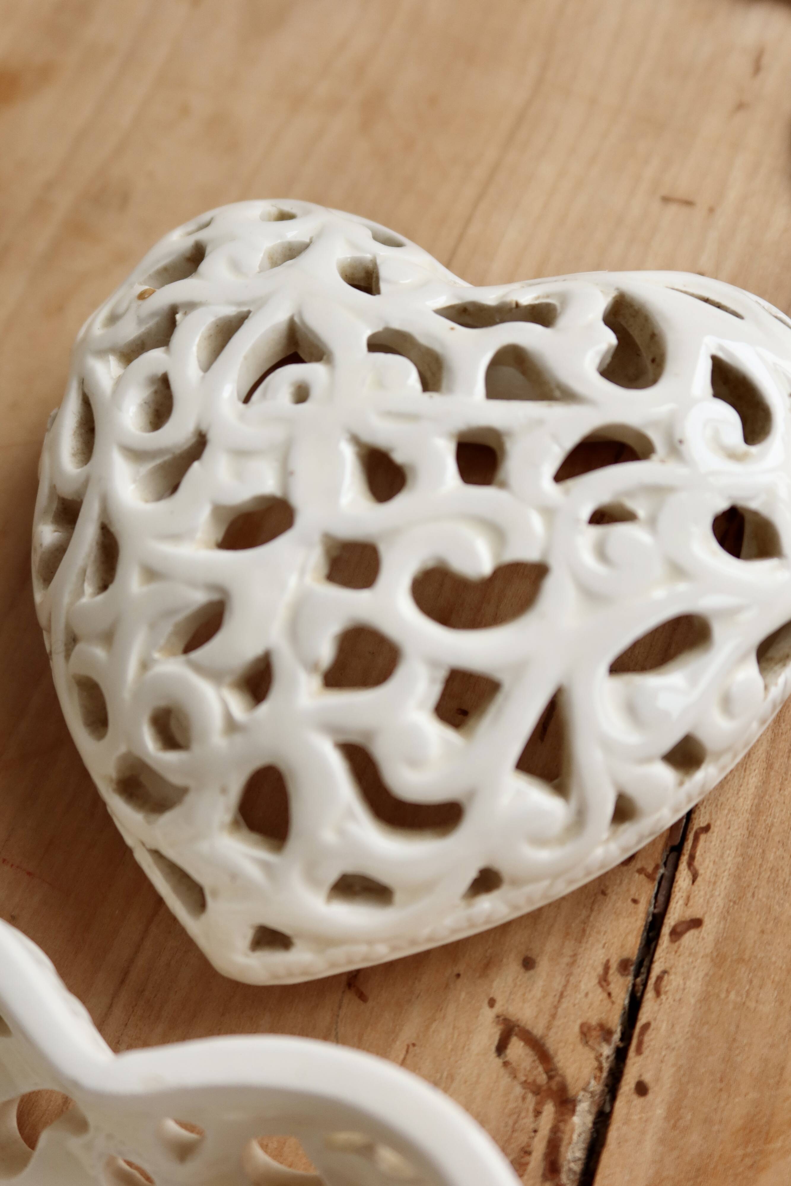 Openwork heart-shaped box in ivory earthenware – Vintage sweet jar