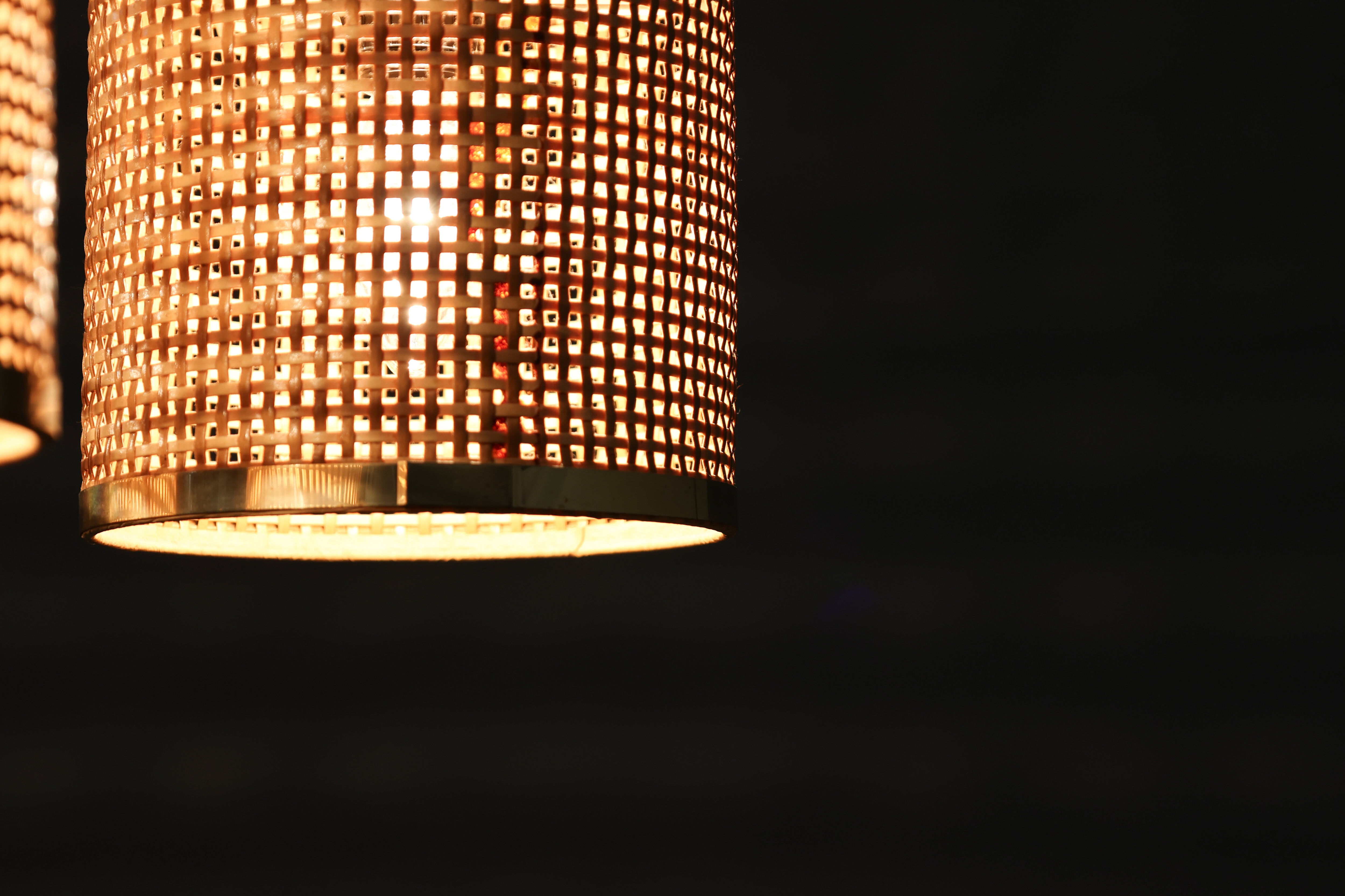 Plafonnier vintage en rotin et laiton, années 1980, Italie.