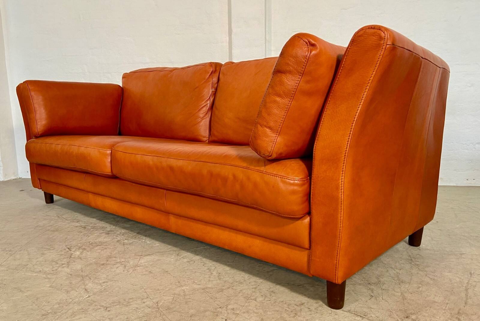 Canapé en cuir cognac vintage rétro pour 3 personnes danois