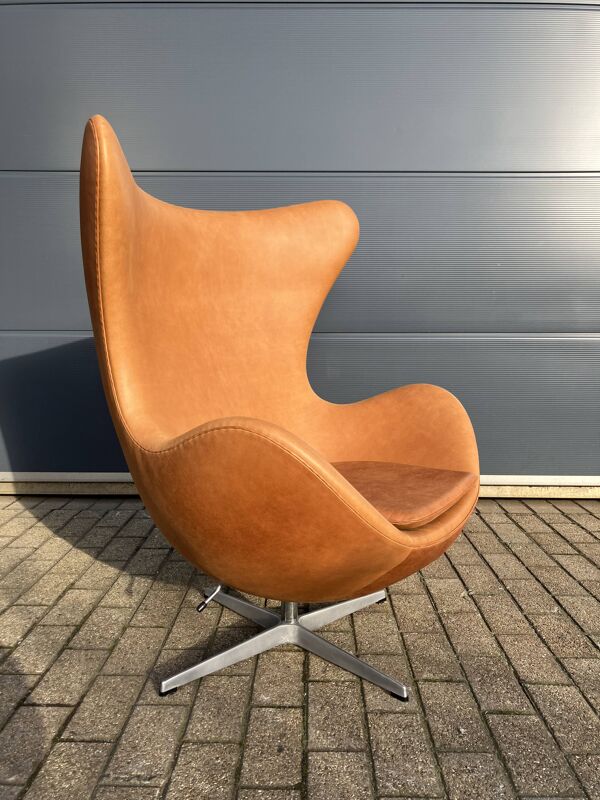 Fritz Hansen Egg chair original de 1983 en parfait état, nouveau!! Cuir Camel Cognac Rustique