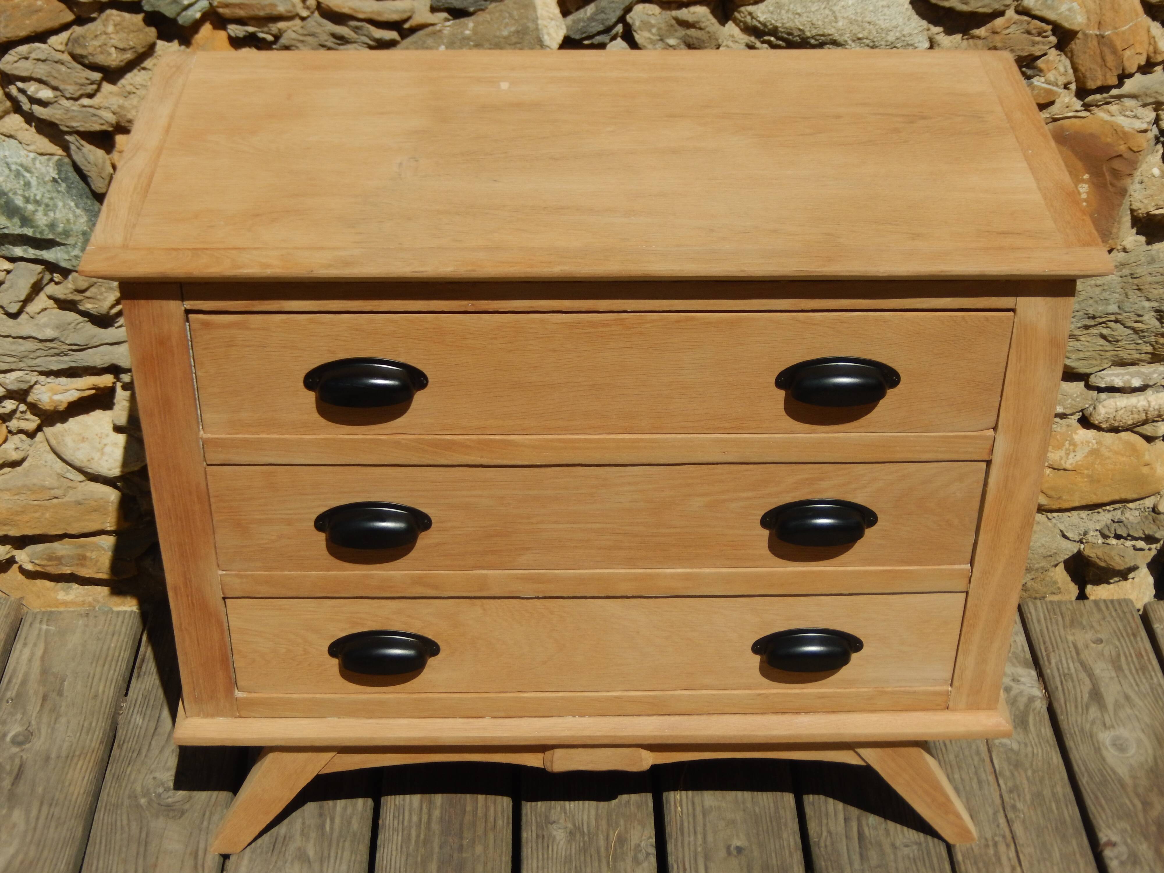 Très charmante petite commode en chêne à pieds compas style scandinave