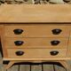 Très charmante petite commode en chêne à pieds compas style scandinave