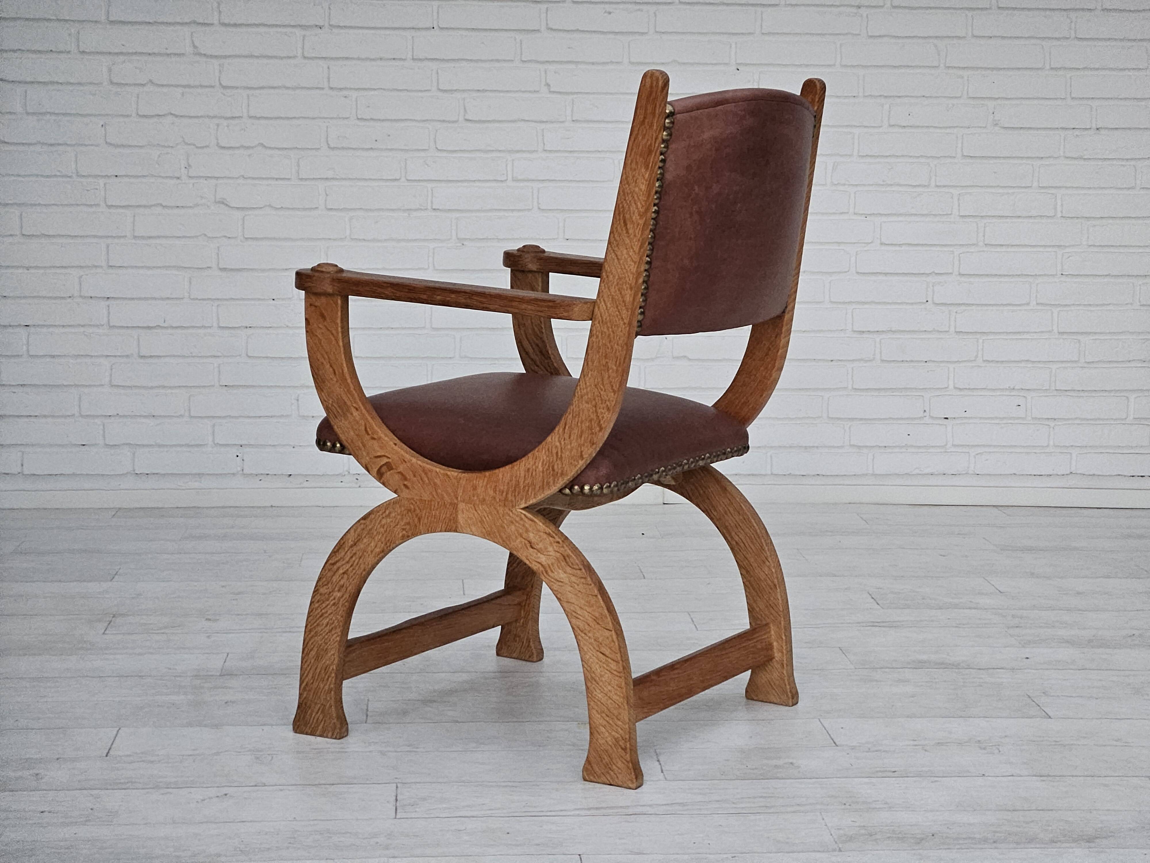 Années 1950, design danois, fauteuil retapissé, cuir marron naturel, bois de chêne.