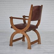 Années 1950, design danois, fauteuil retapissé, cuir marron naturel, bois de chêne.