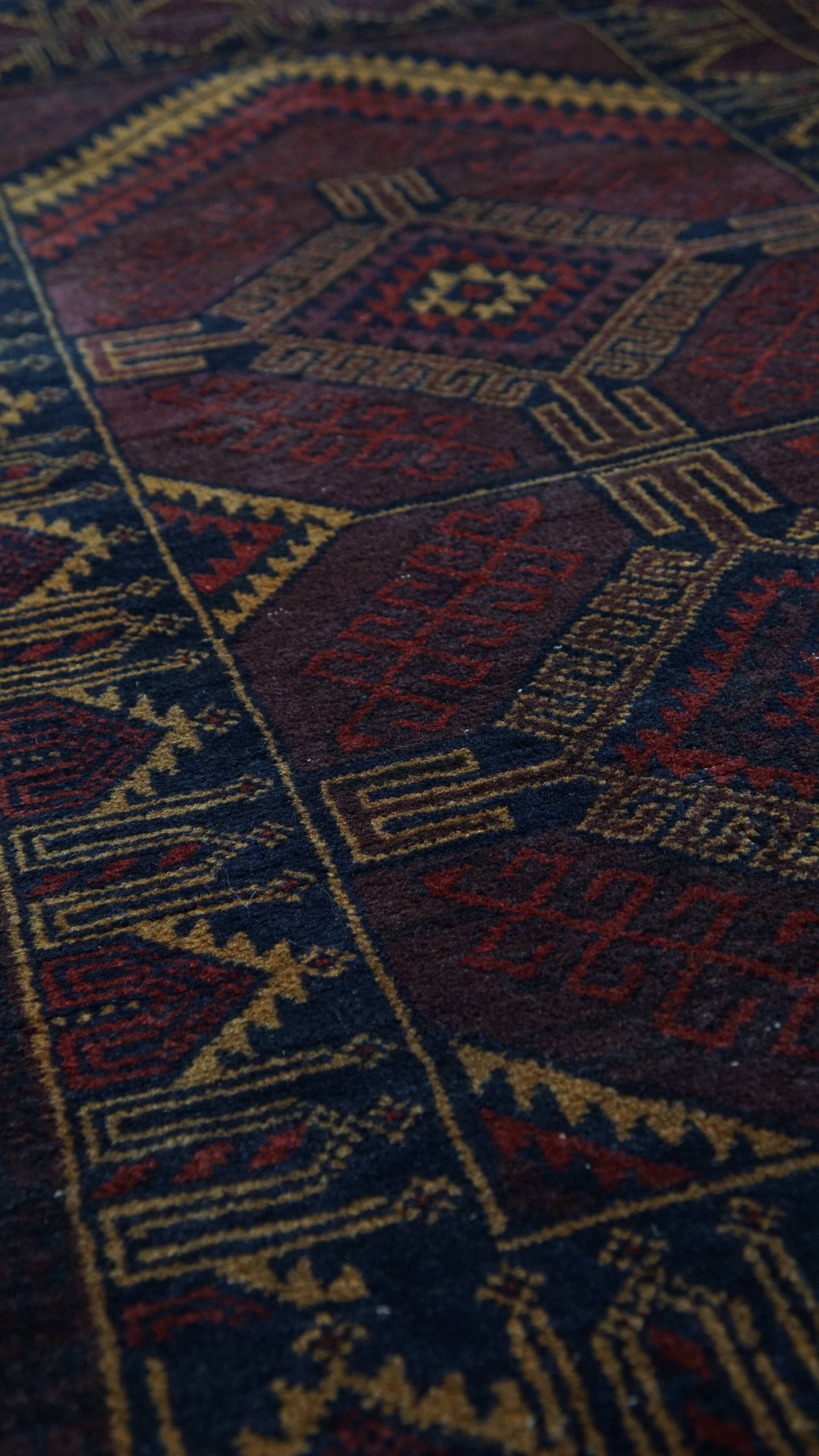 Decorative Rug with Dark Tones – 162x86 cm