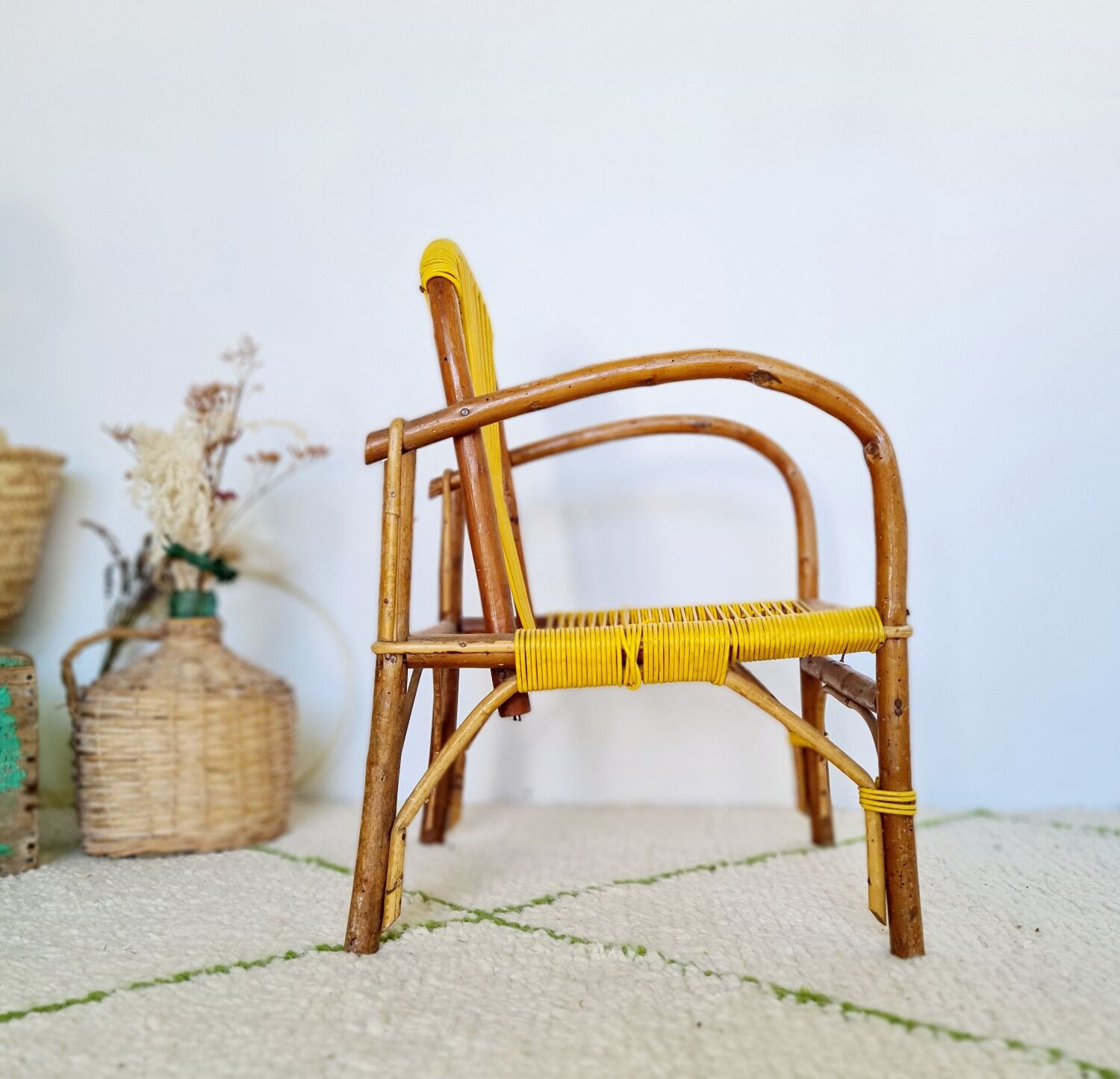 Children's chair wood and yellow scoubidou