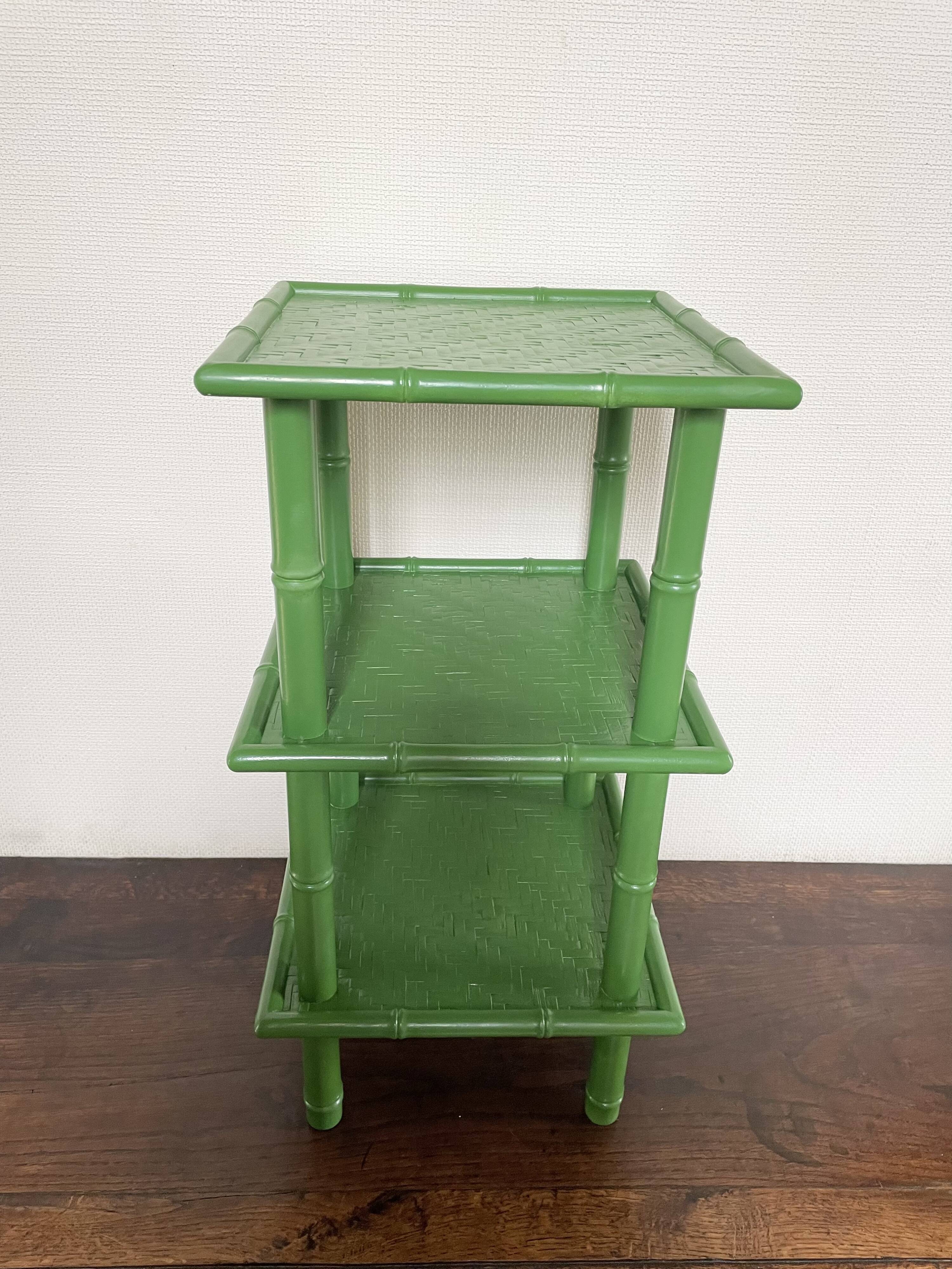 Table with 3 wood and bamboo trays