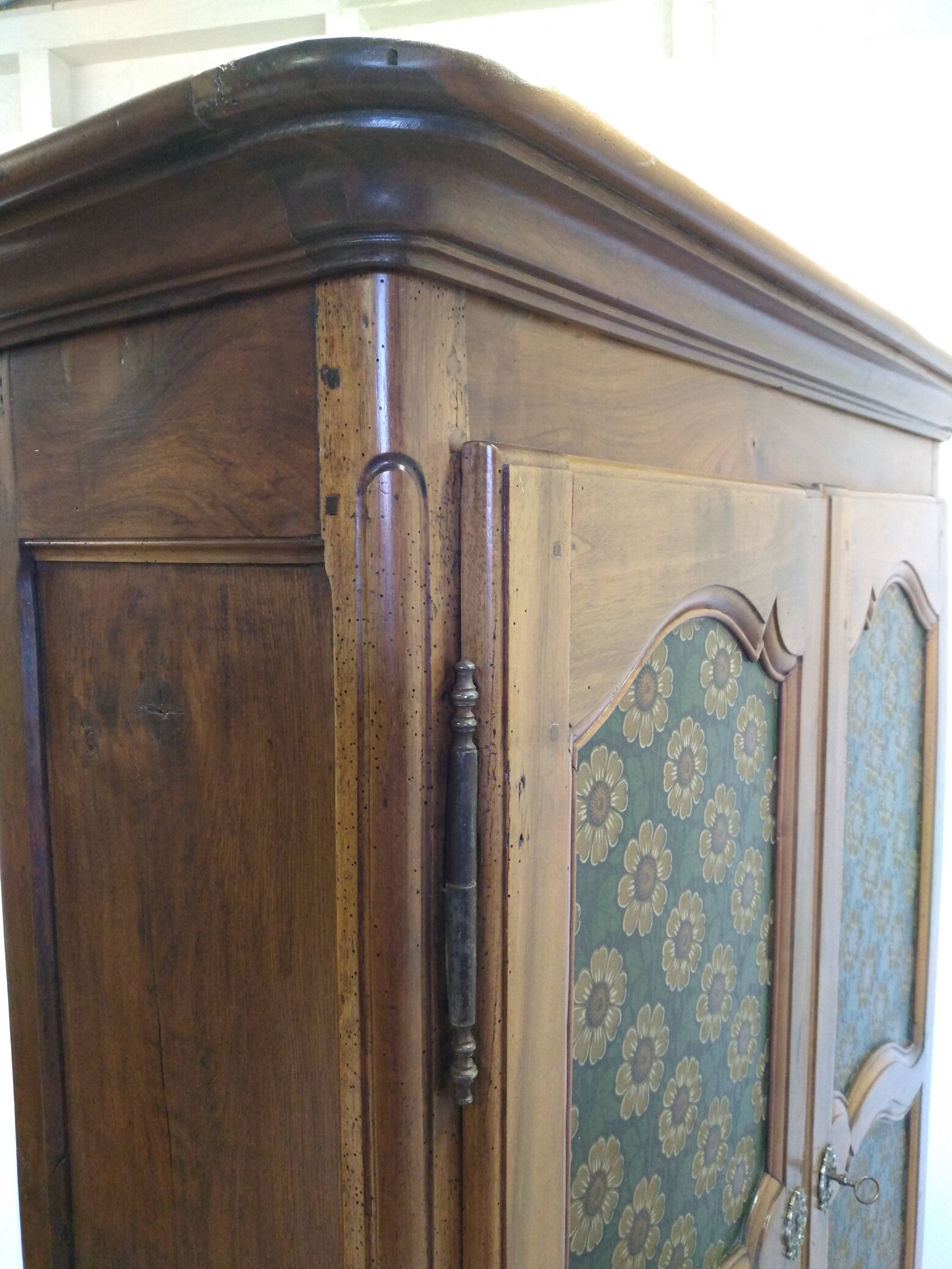 Atypical antique showcase