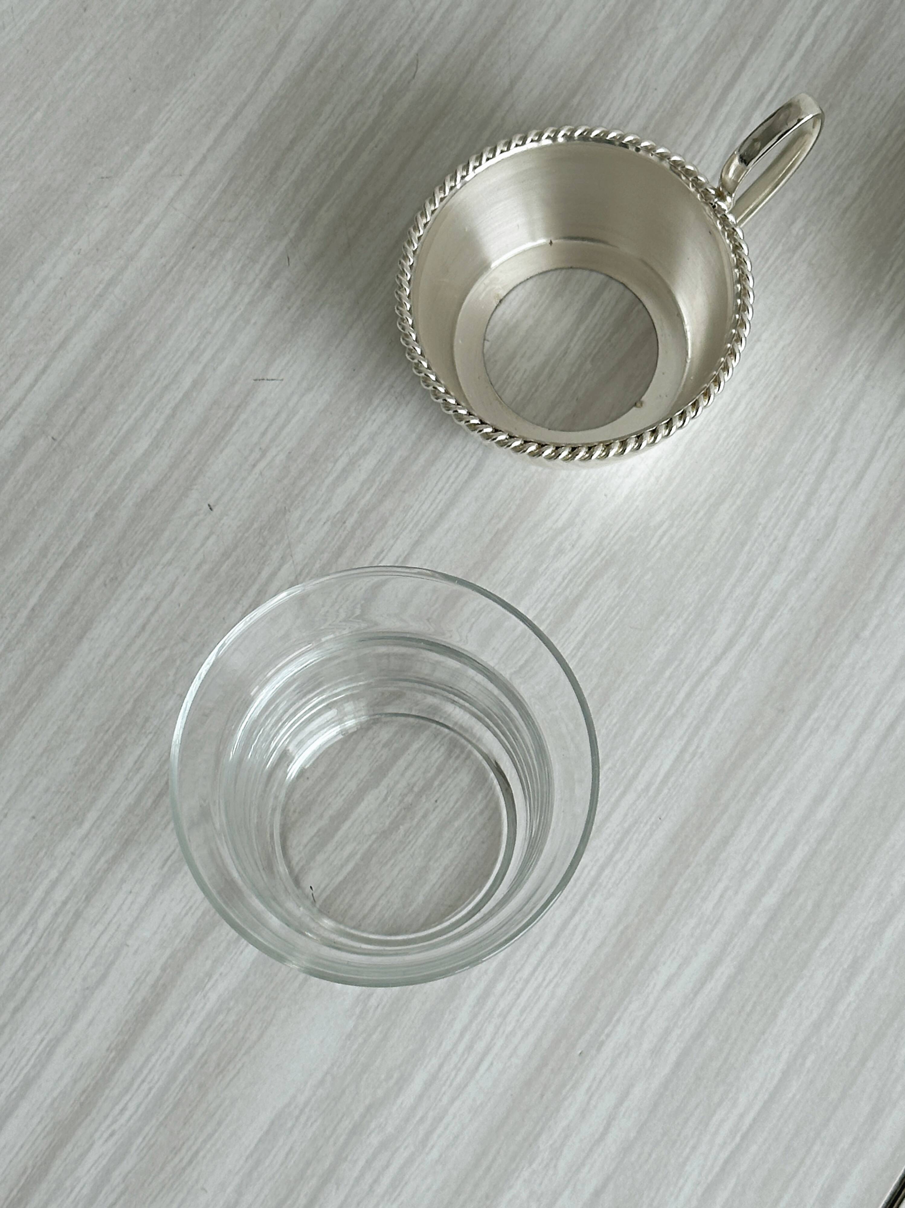Paire de tasses en métal blanc léger