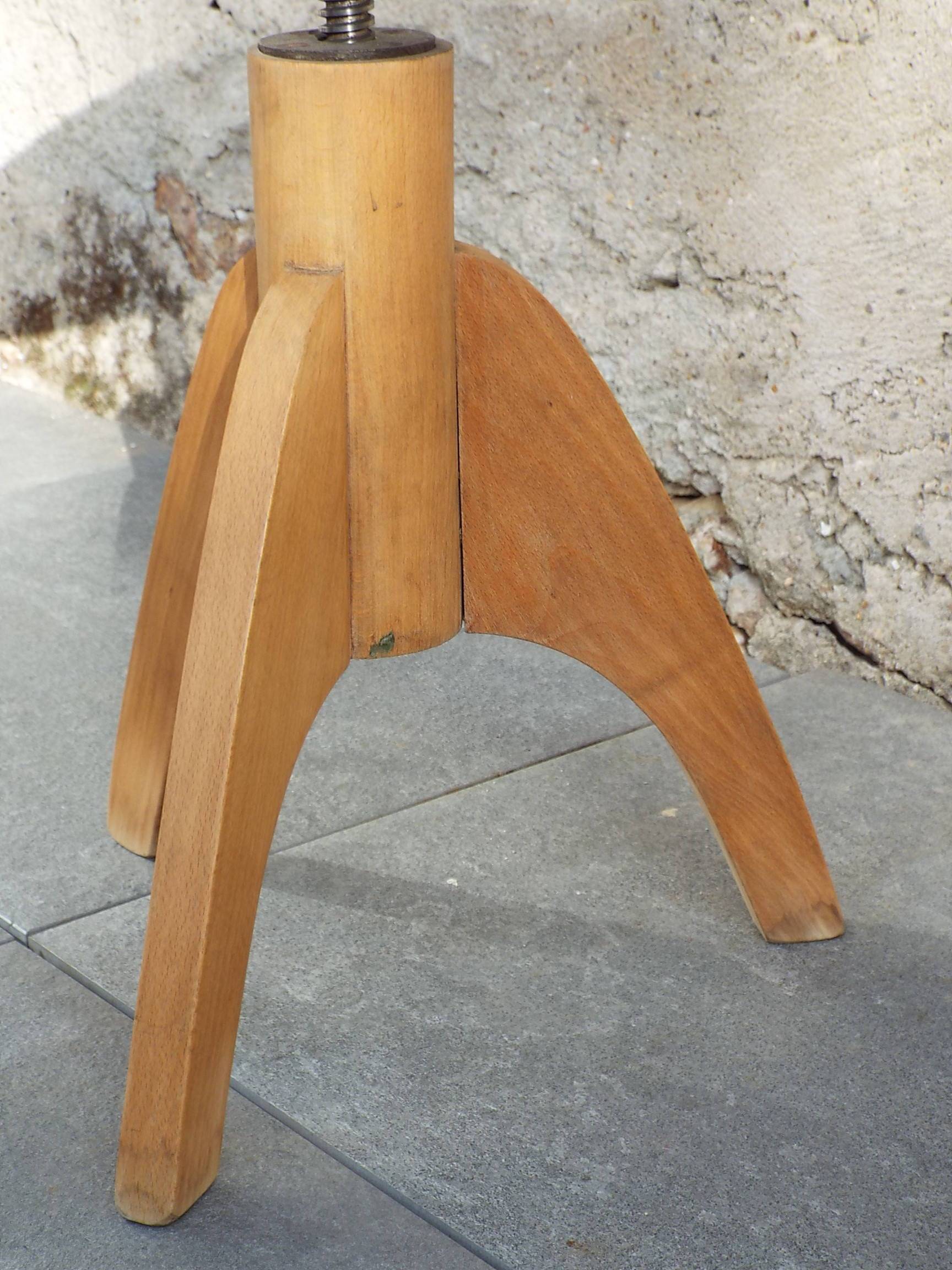 Adjustable piano stool