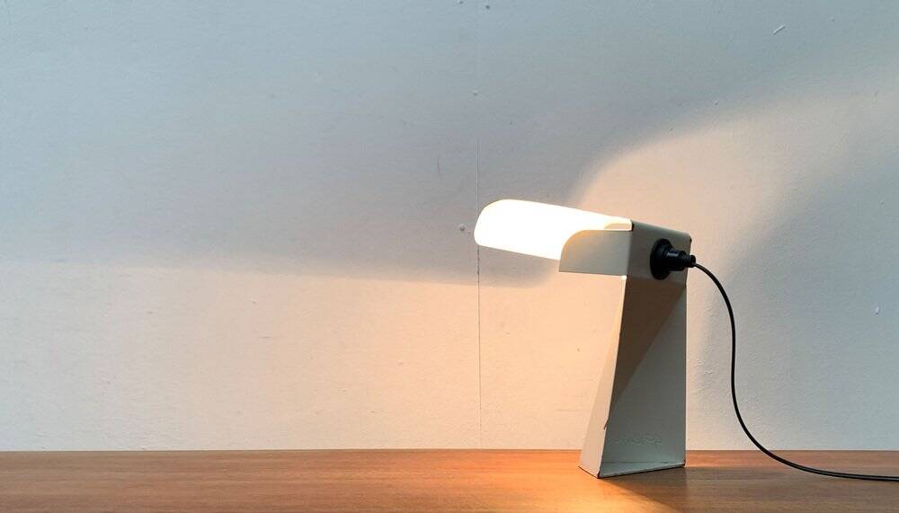 Lampe de table minimaliste en tole de l'ère spatiale italienne des années 60 par G. Grego.