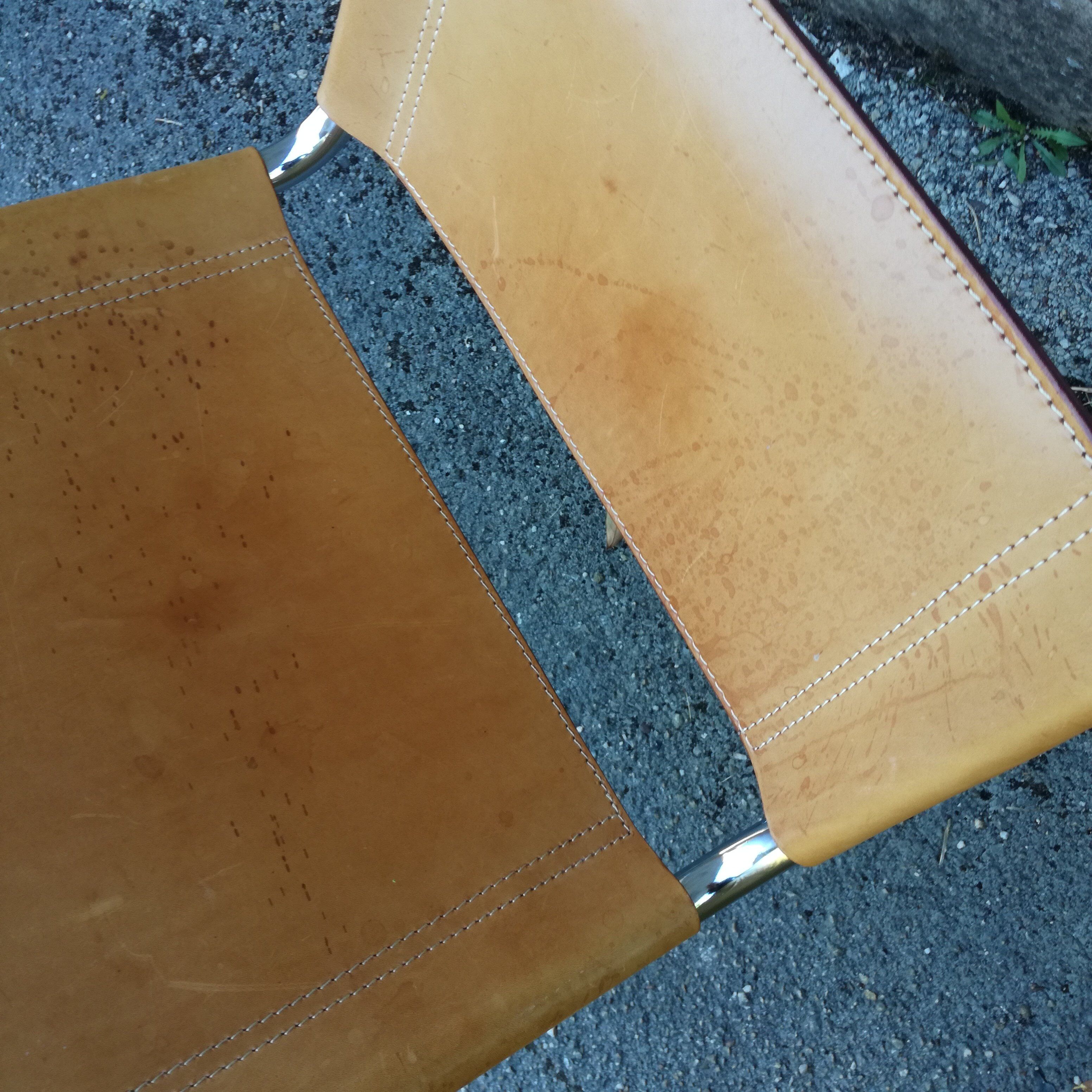 Chaise cantilever en cuir