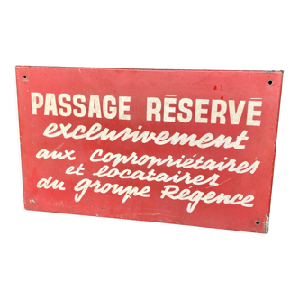 Vintage sheet metal plate - red - graphic design of the letters 50s - "reserved passage"