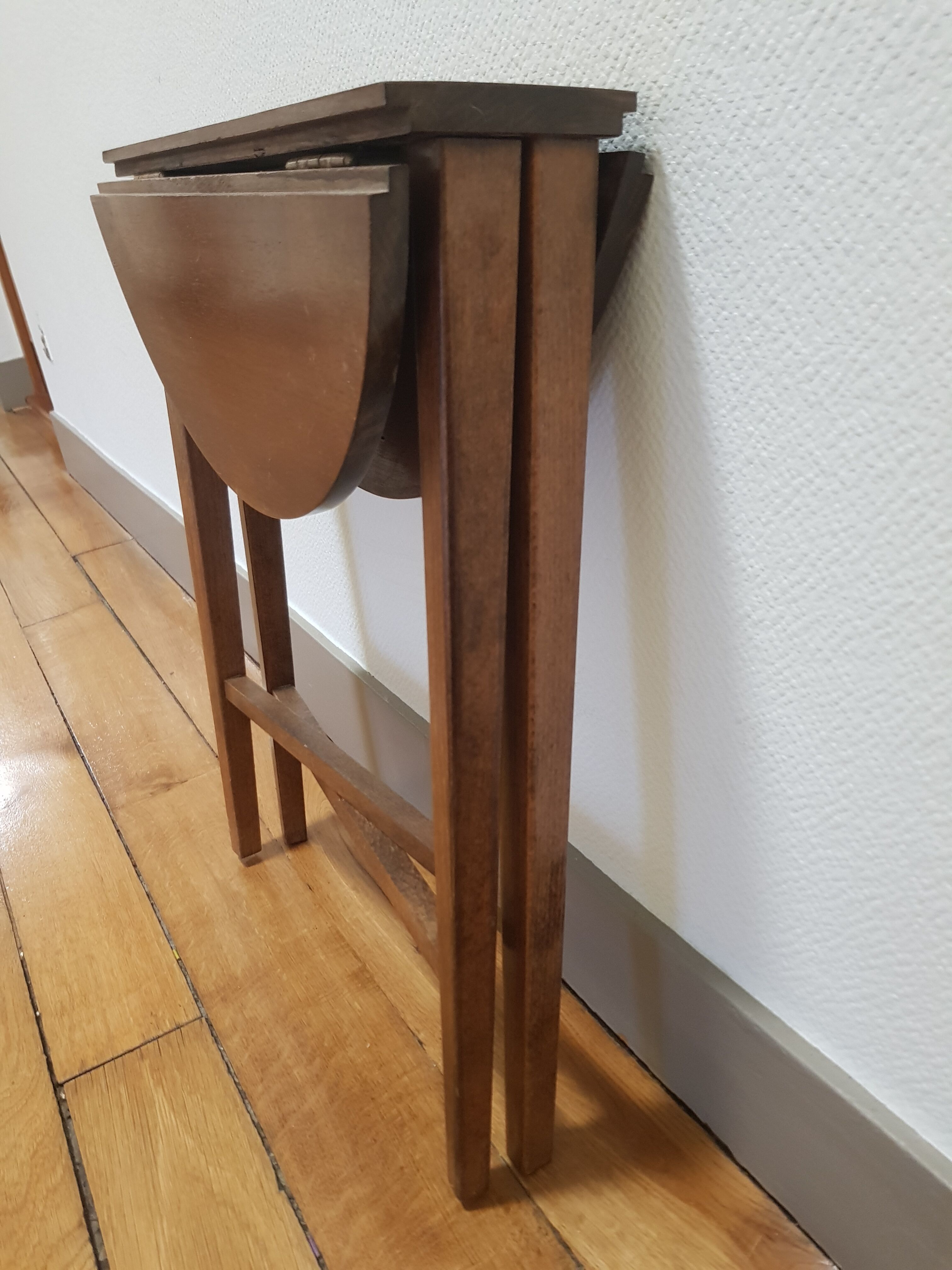 Folding round coffee table