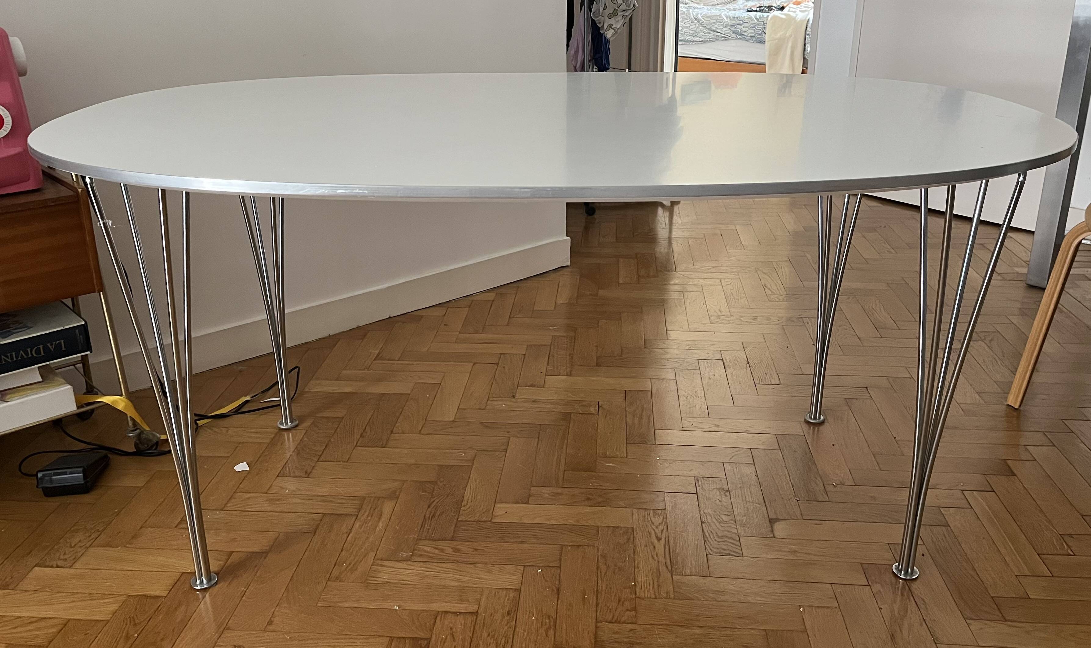 Table Superellipse B611 blanc et piètement chromé, Fritz Hansen