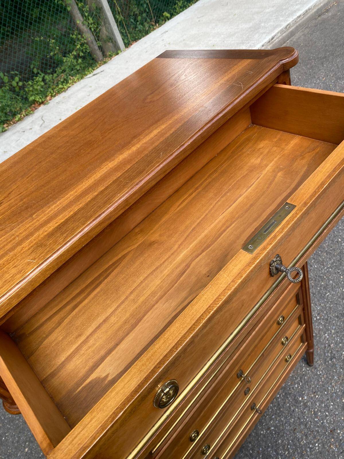 Secretary with drop-leaf in Louis XVI style, made of solid wood and brass, desk/commode.