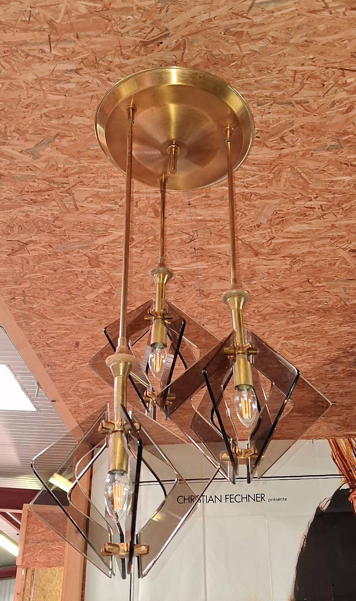 Suspension design in brass and smoked glass