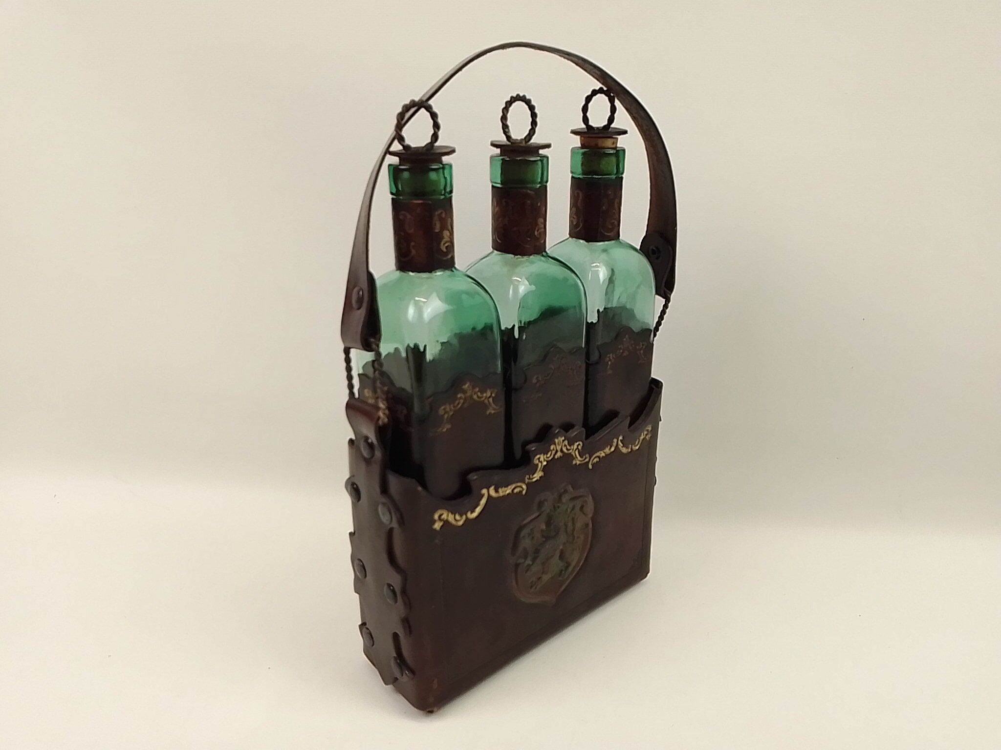 Set 3 bottles with leather bottle holders