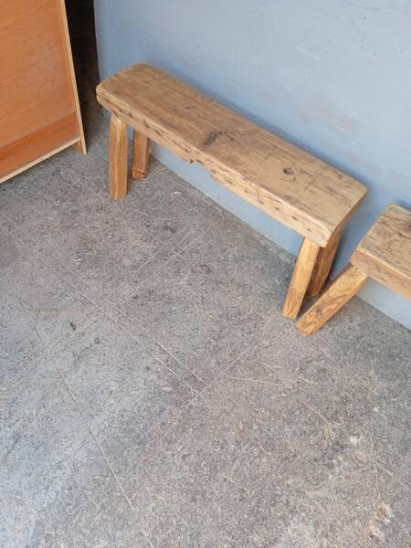 Paire 2 bancs / tabourets bois massif patiné