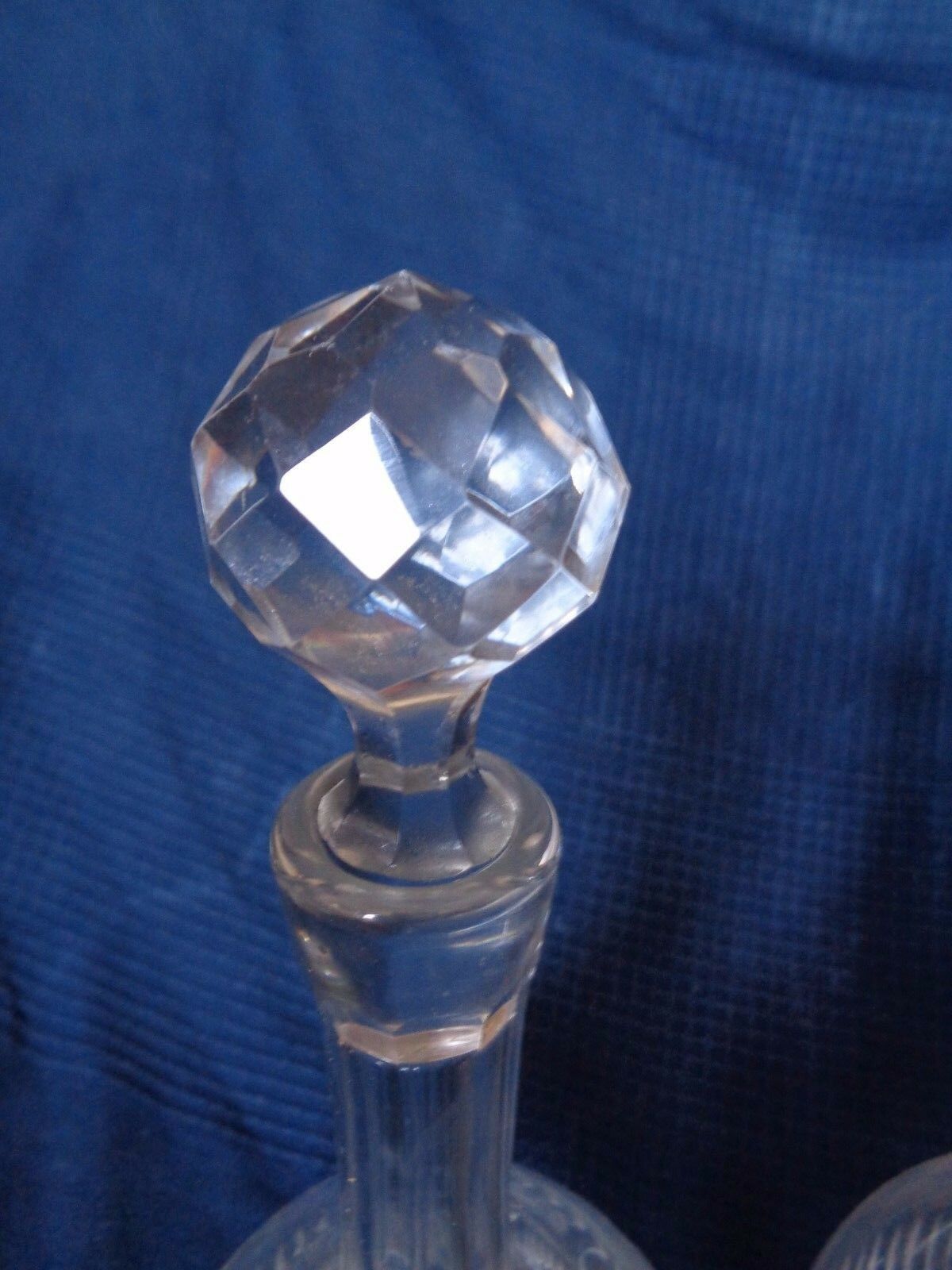 Lot de 2 carafes en cristal taille main cul meule