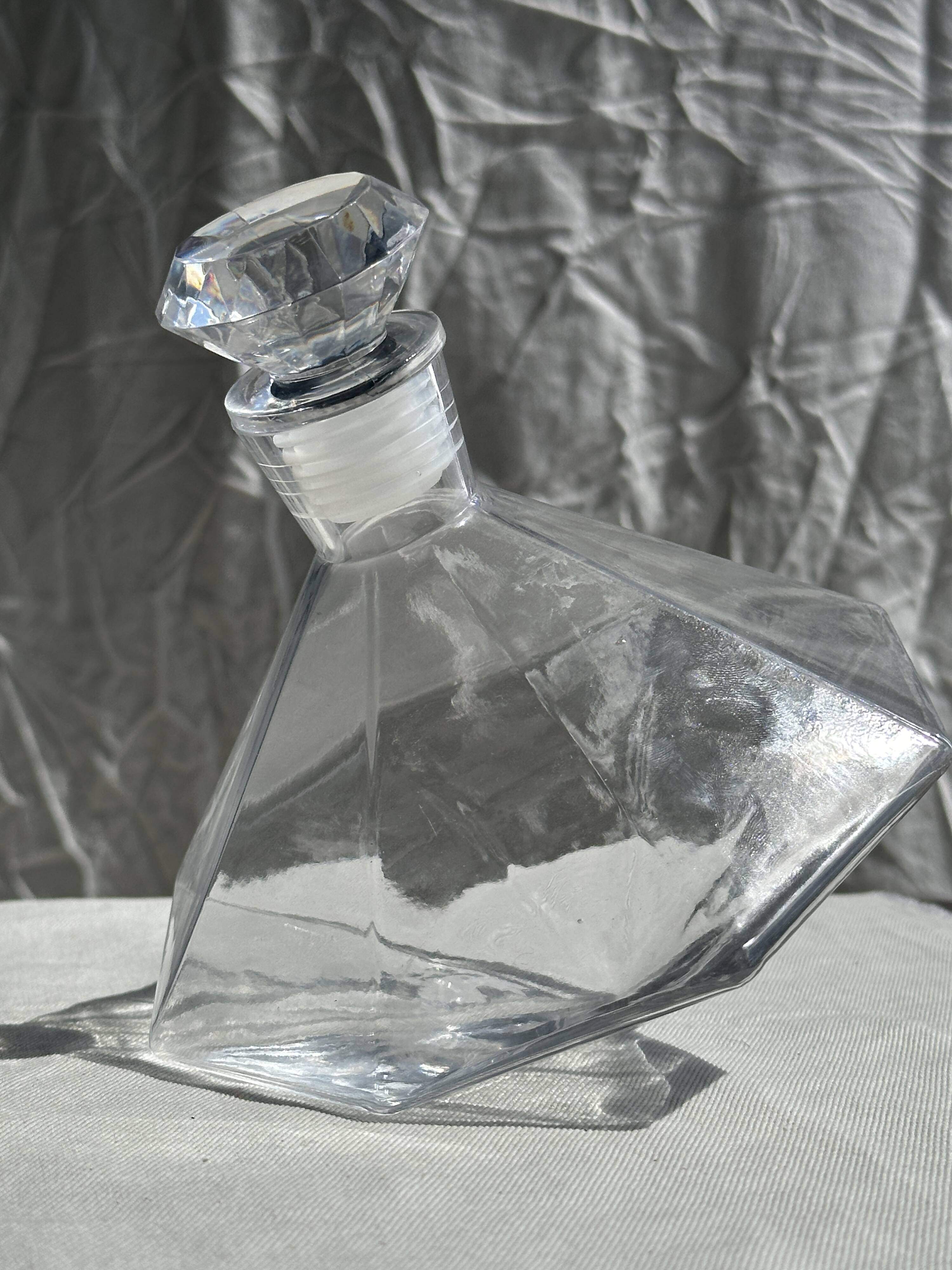 Small geometric carafe with diamond-shaped stopper and its 4 glasses