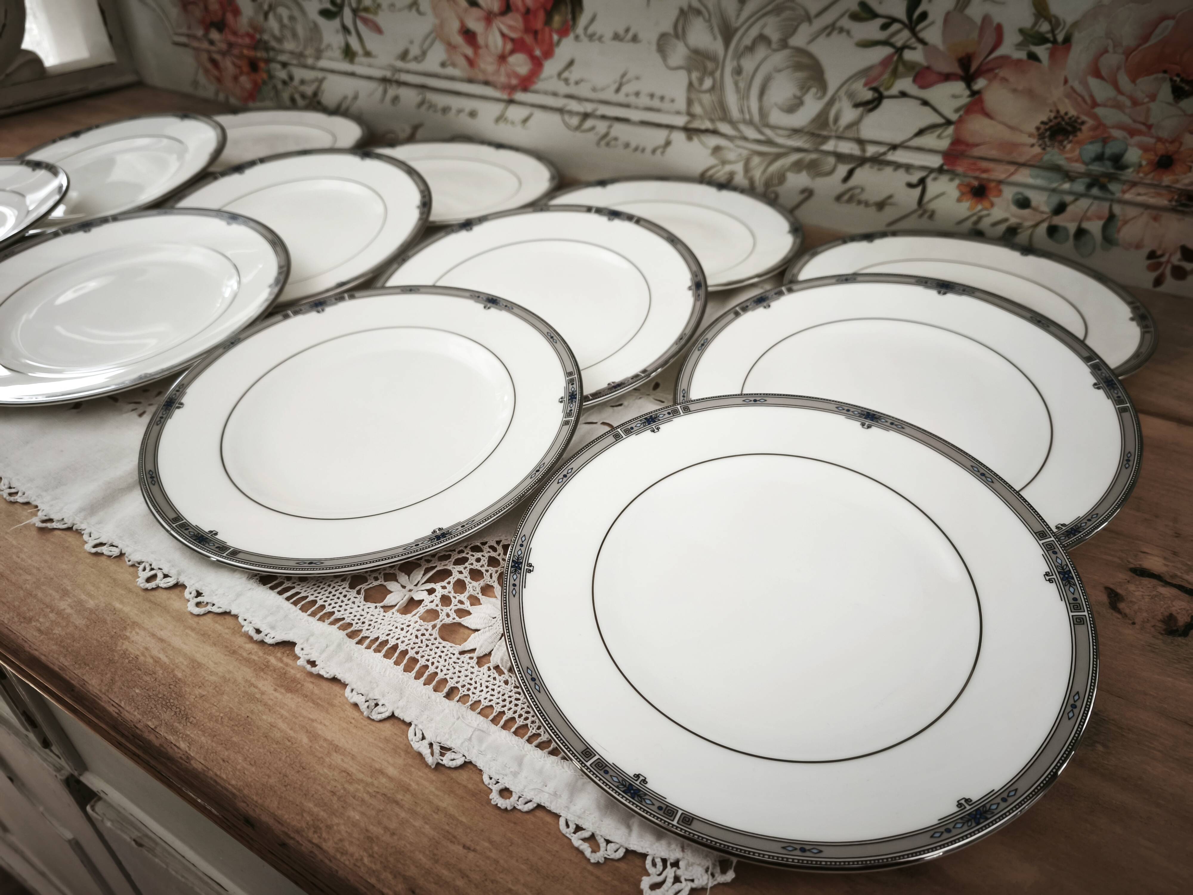 Set of 12 dessert plates English porcelain Wedgwood model Amherst