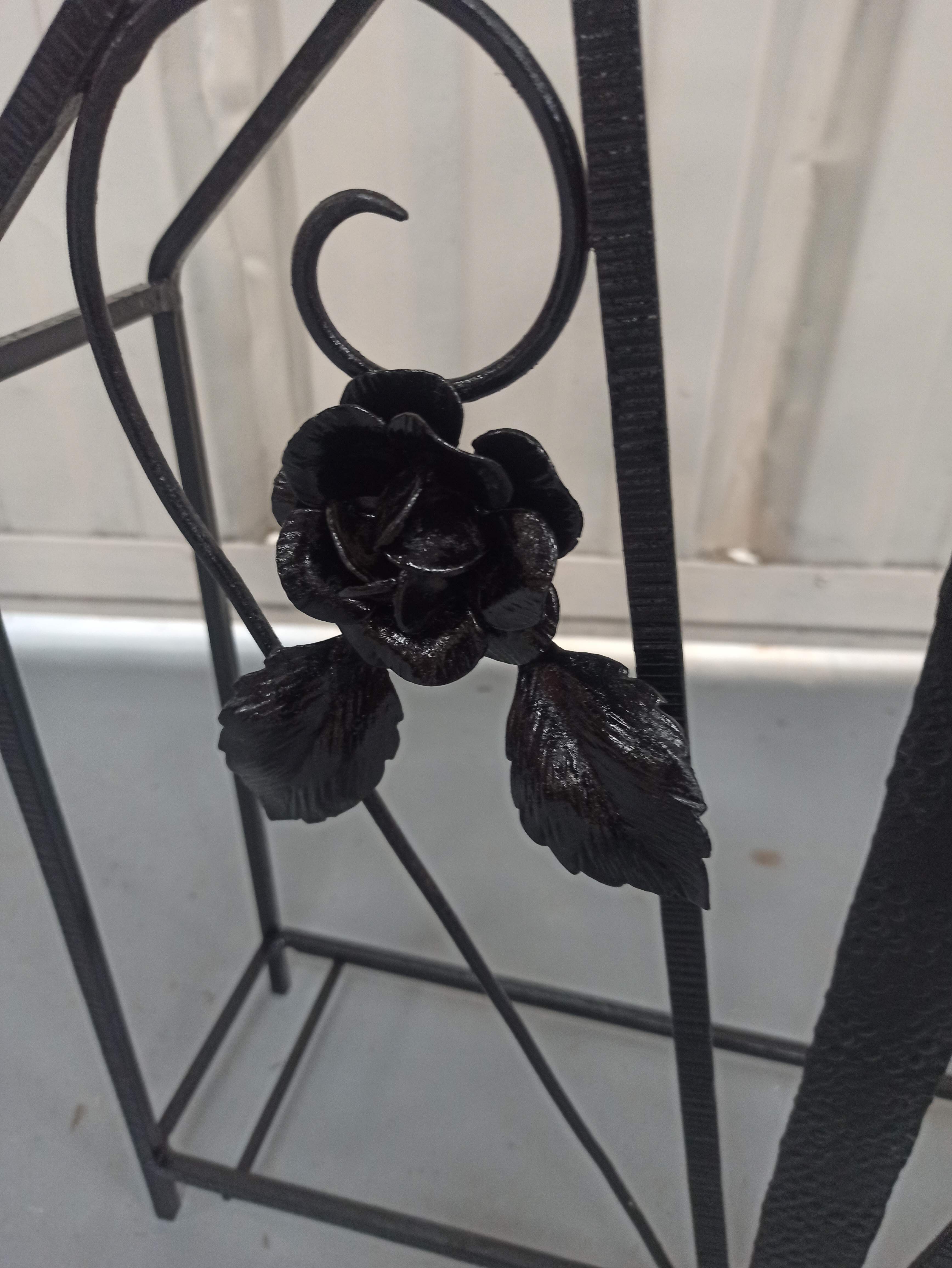 Pink-decorated iron umbrella door.