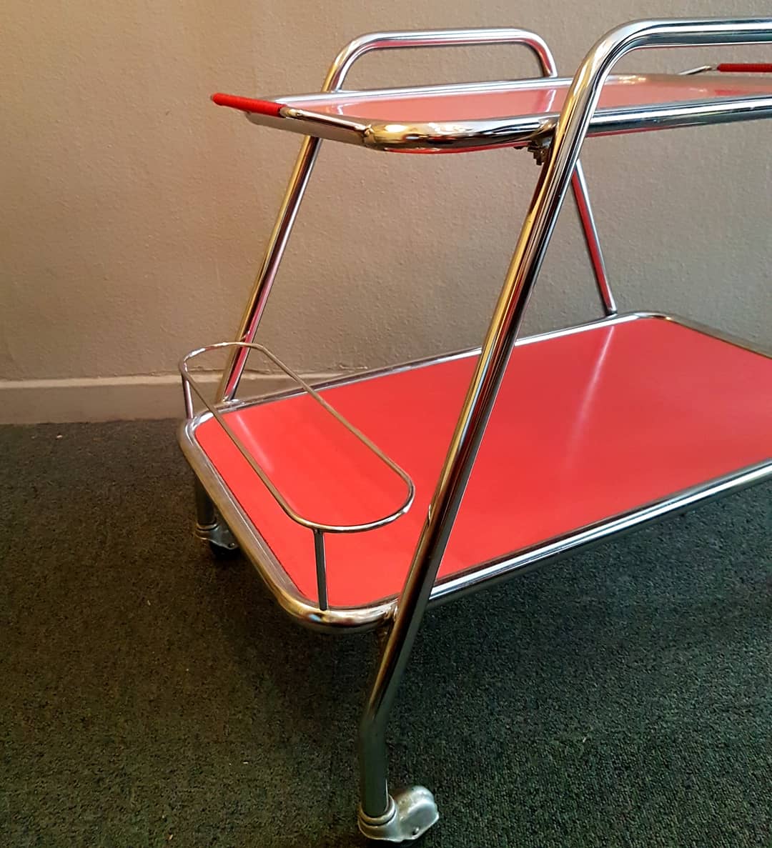 Rolling serving table