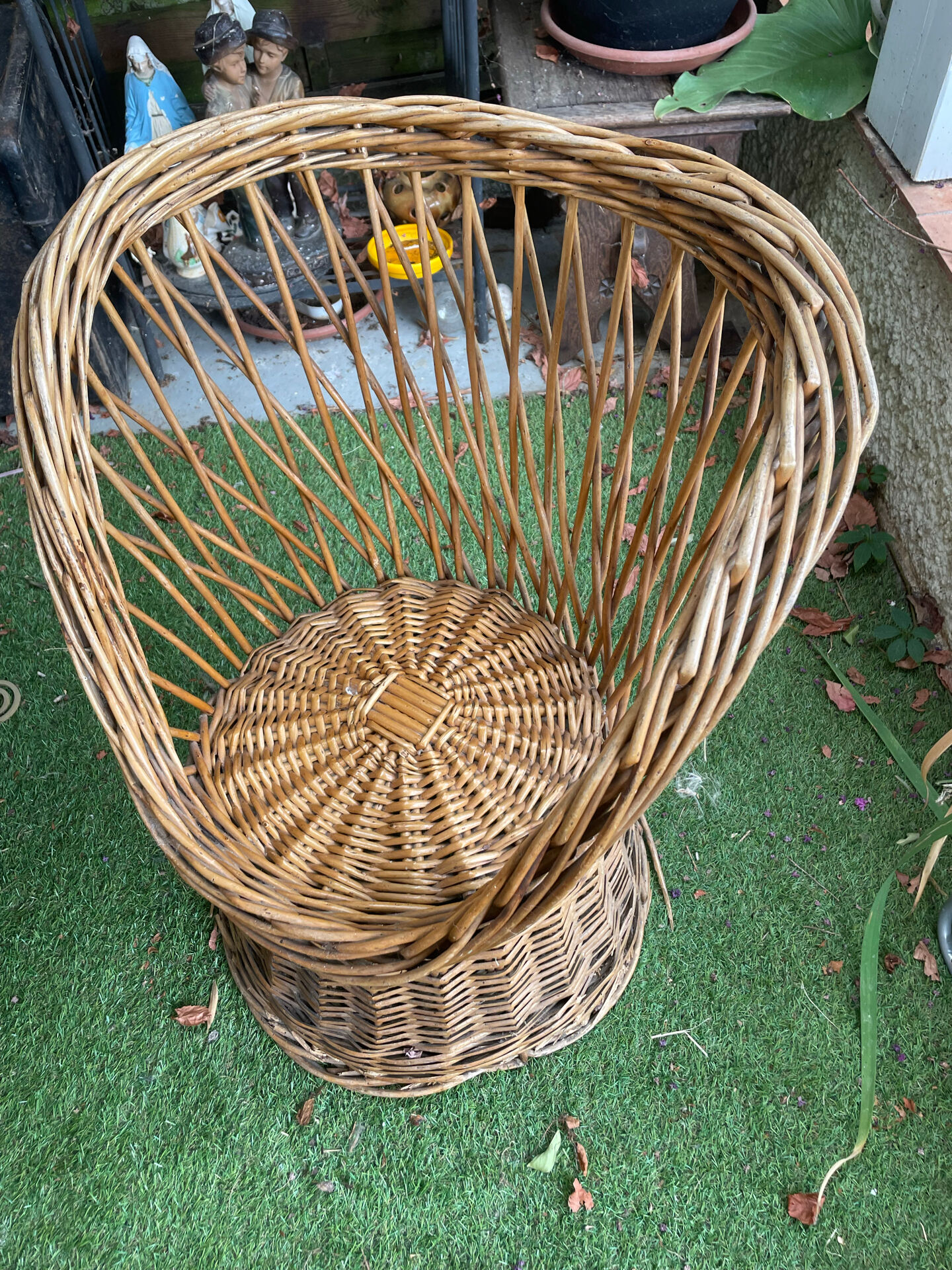 Very beautiful vintage rattan set: 4 armchairs and a table (75/57cm).