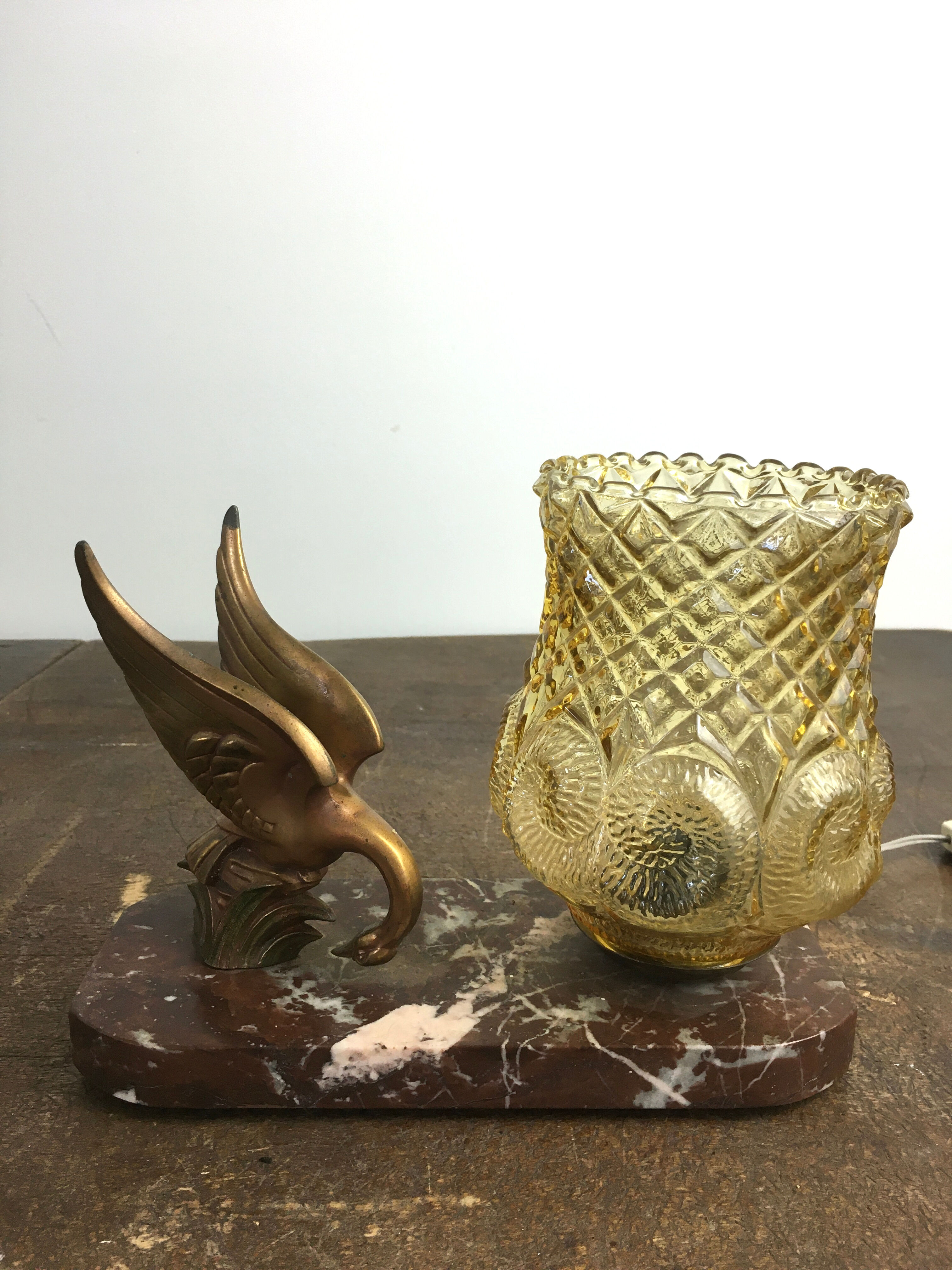 Art deco pose lamp