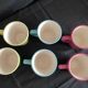 Tasses colorées à pois