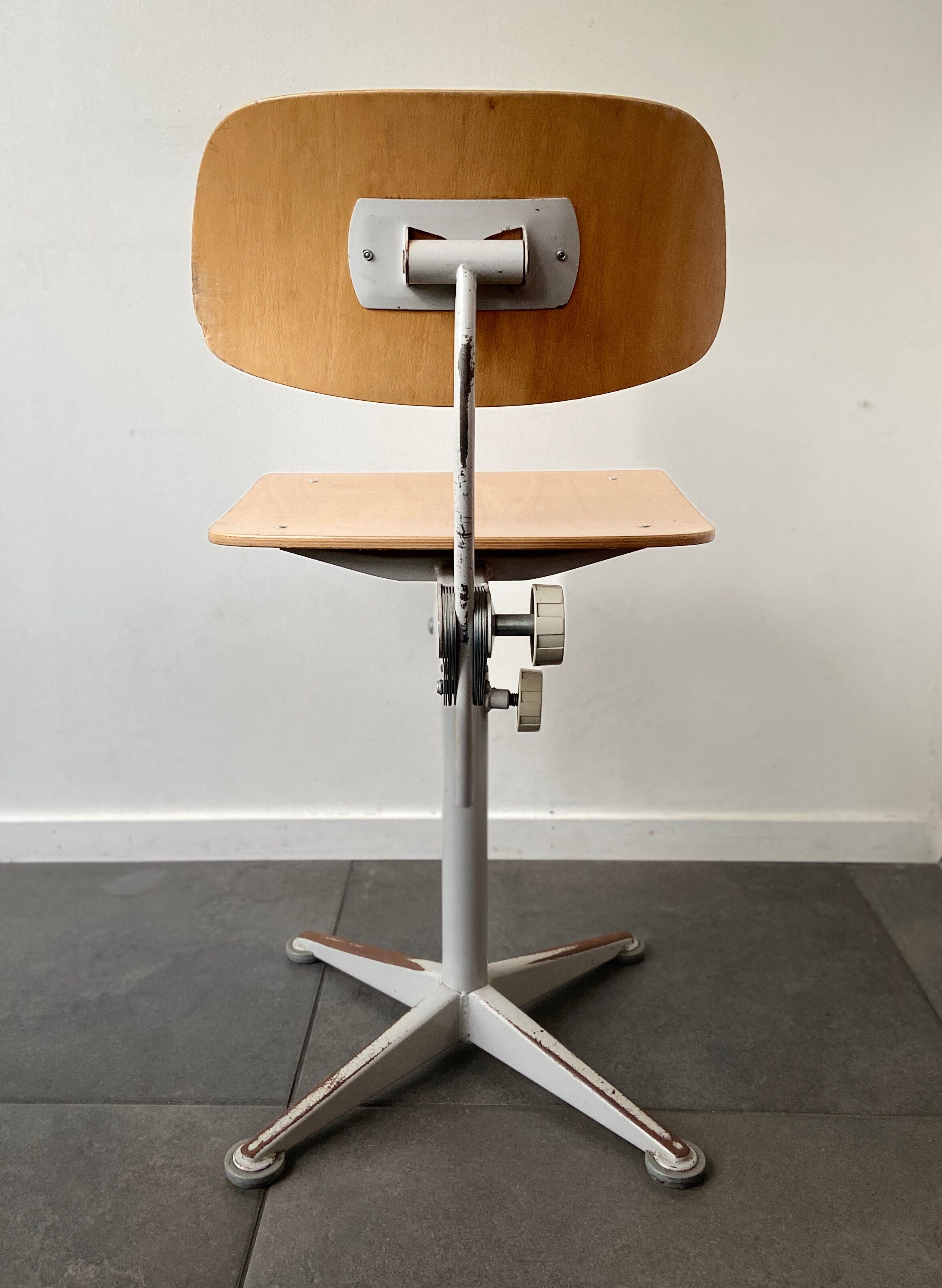 Dutch industrial workshop chair by Friso Kramer for Ahrend Cirkel