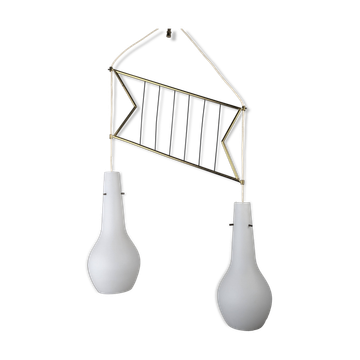 Suspension italienne en opaline et laiton, style Stilnovo, années 1950