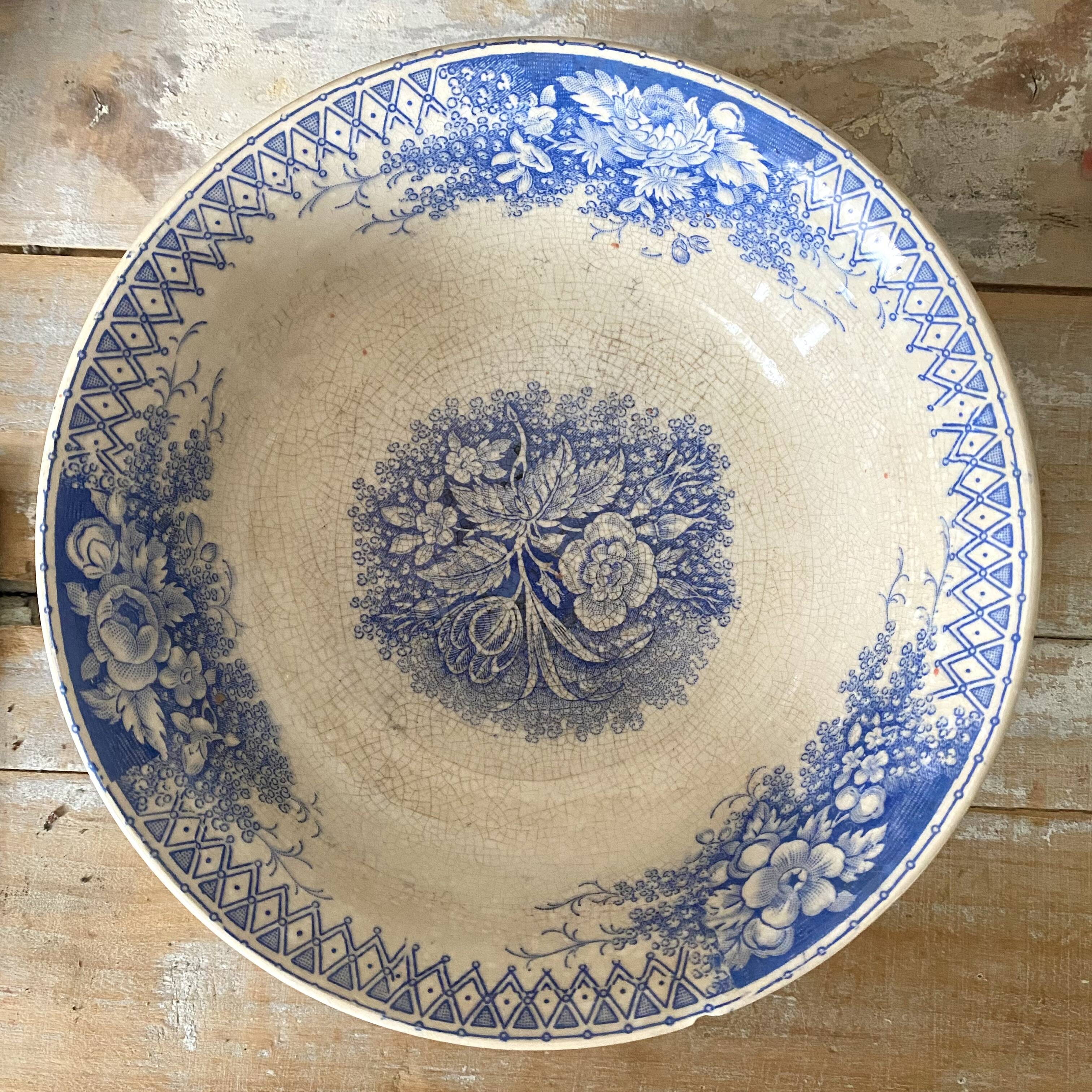 Bowl, earthenware dish from Sarreguemines, planter model.