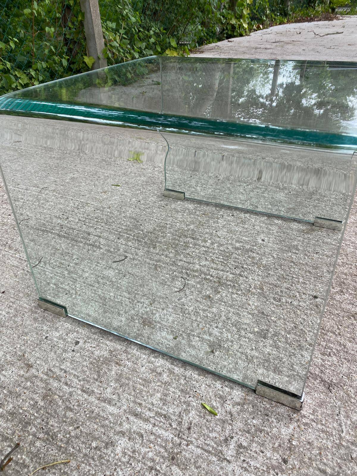 Vintage Italian coffee table with curved glass from the 1980s.