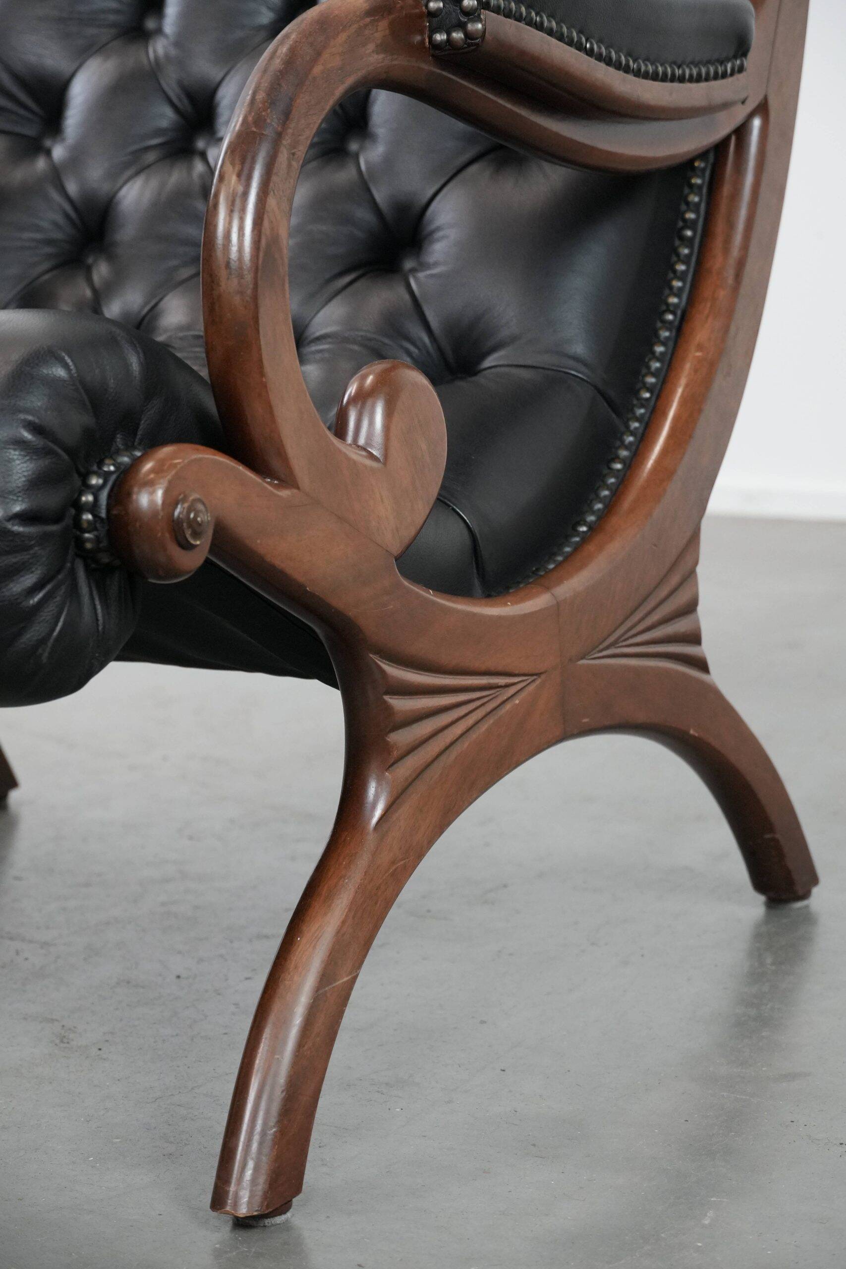 Fauteuil chesterfield en cuir de vachette noir classique et confortable