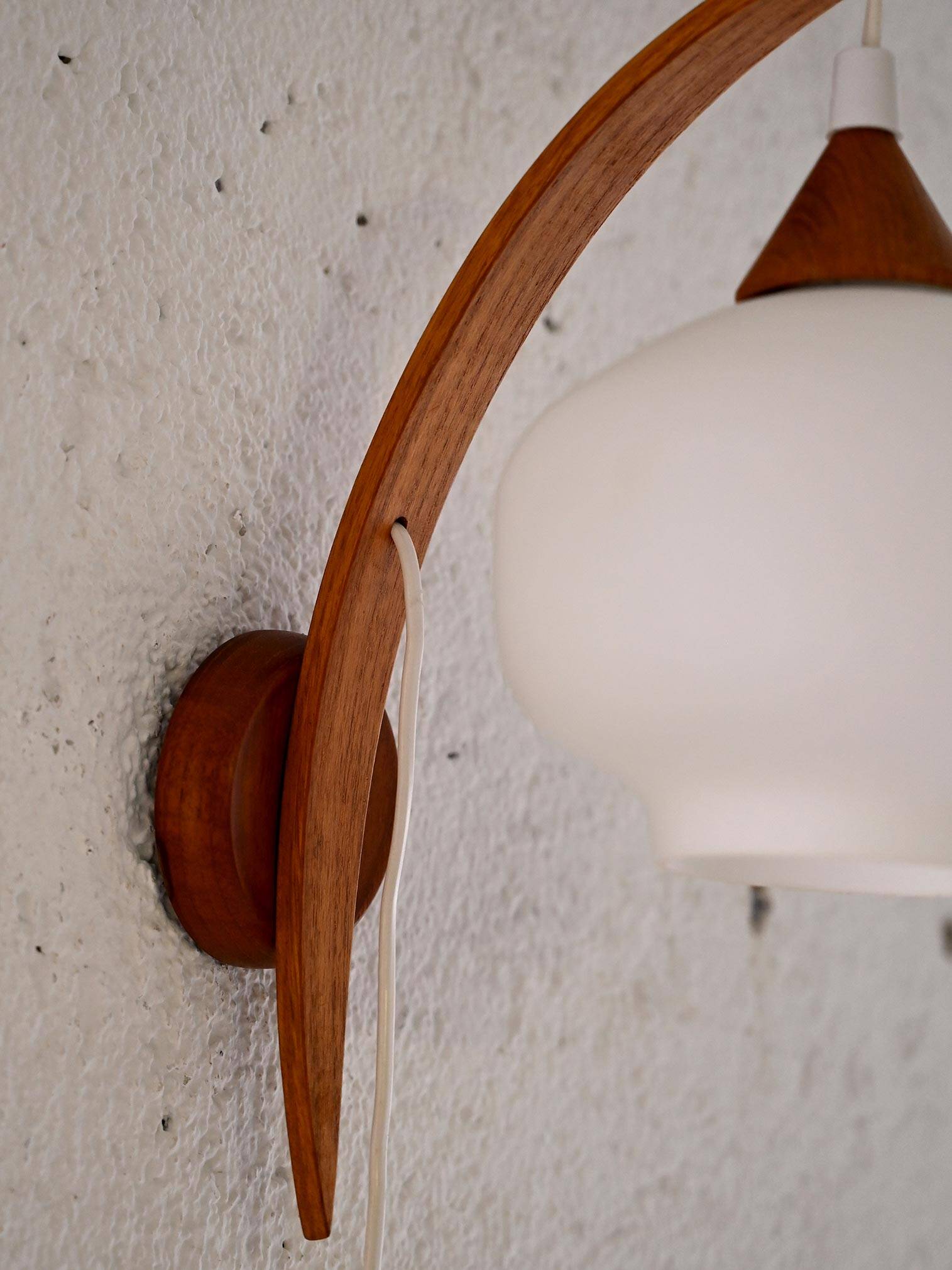 Wall light with opaline