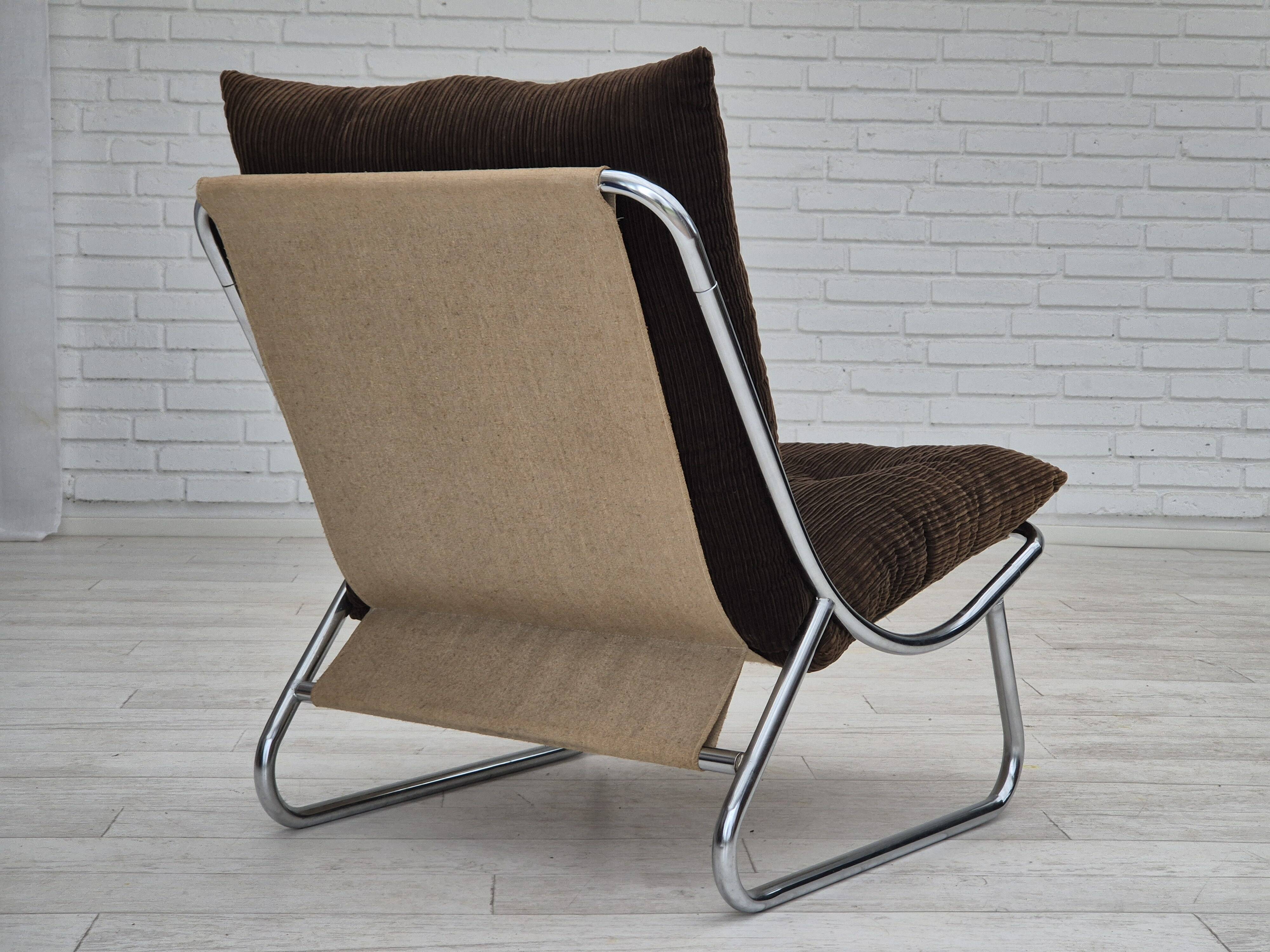 1970s, British design by Peter Hoyte, "Sling" lounge chair, corduroy, original condition.
